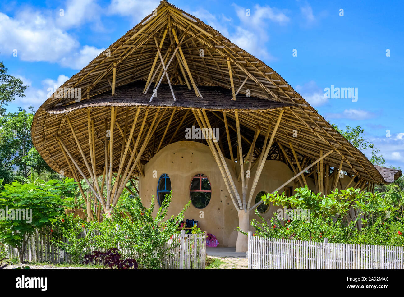 Edificio scolastico ecologico; Yawngshwe, Shan state, Myanmar Foto Stock