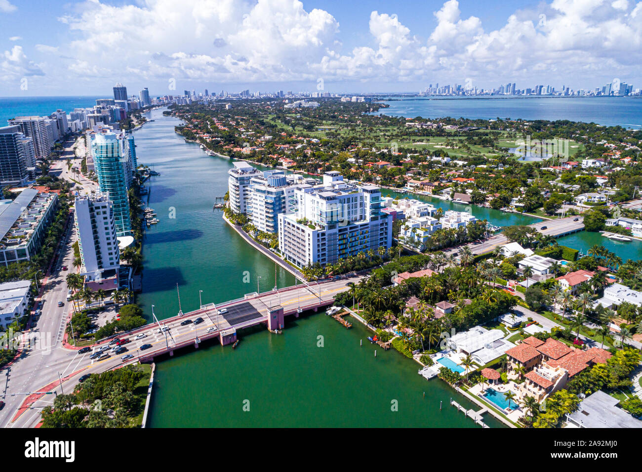 Miami Beach Florida, la Gorce Island, Allison Island, Biscayne Bay, acqua, residenze sul lungomare, alti edifici condomini, Indian Creek Drive, 6 Foto Stock