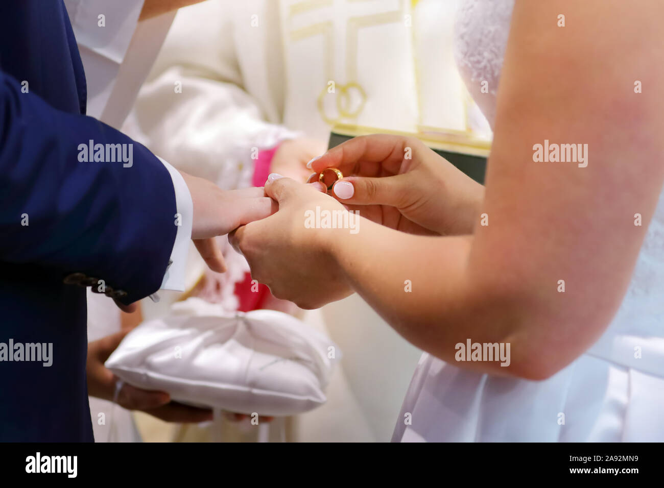 Sposa mette su un gold anello nuziale per lo sposo Foto Stock