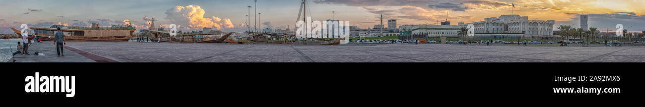 Doha, Qatar skyline in Cor nicchia luce diurna vista panoramica con nuvole nel cielo Foto Stock
