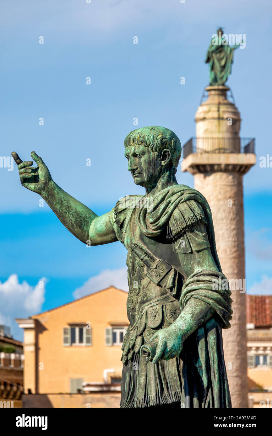 La statua e la colonna dell'imperatore Traiano in via dei Fori Imperiali, Roma Italia Foto Stock