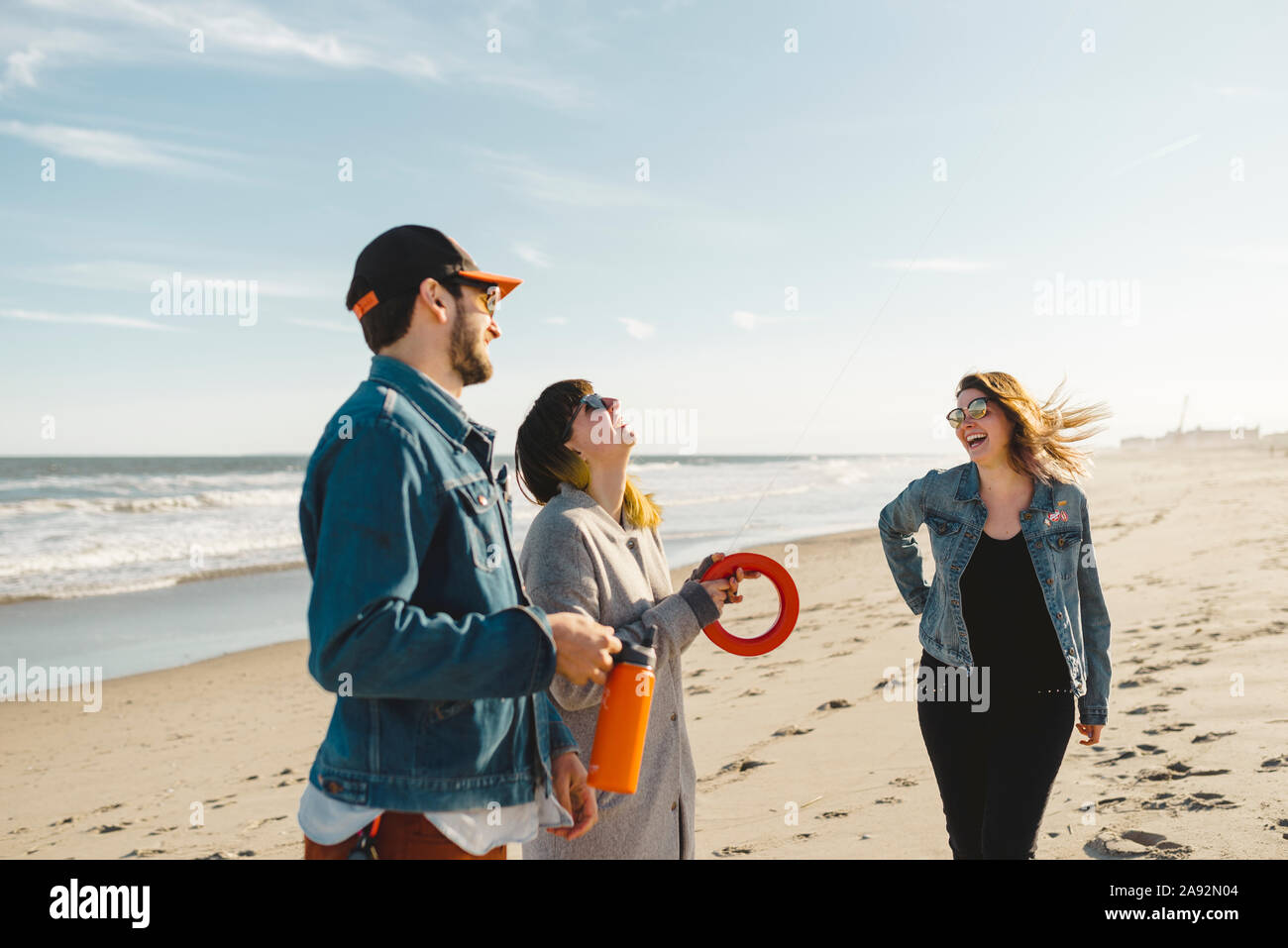 Happy amici sulla spiaggia Foto Stock