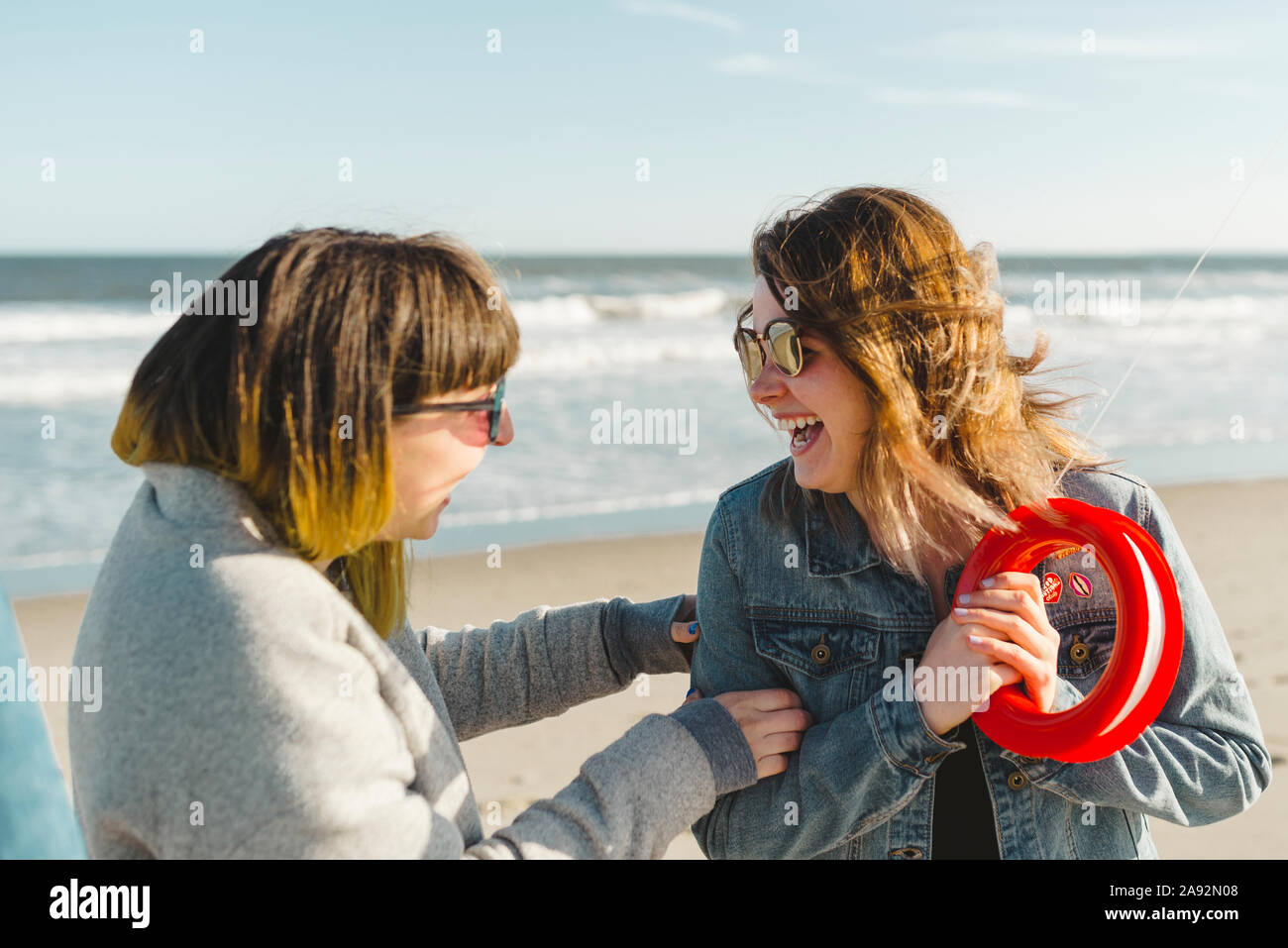 Happy amici sulla spiaggia Foto Stock