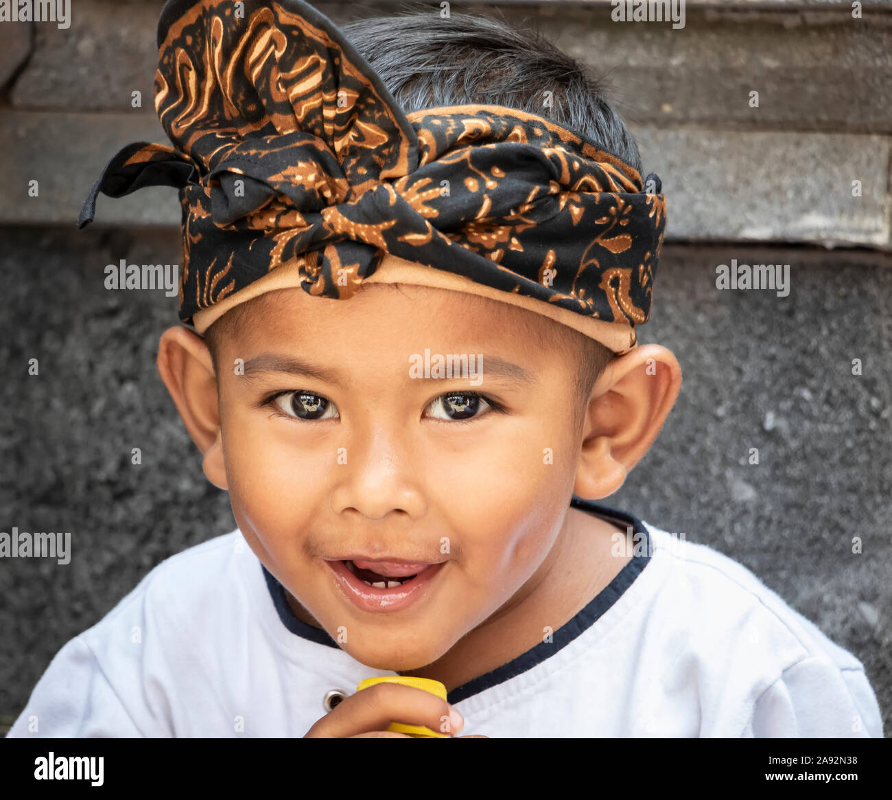 Ragazzo balinese in una cerimonia del tempio; Marga, Bali, Indonesia Foto Stock