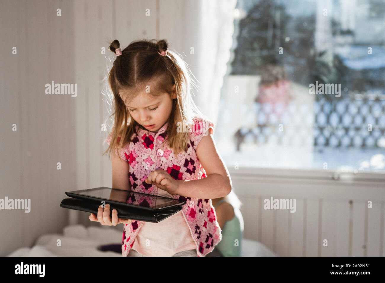 Ragazza con tavoletta digitale Foto Stock