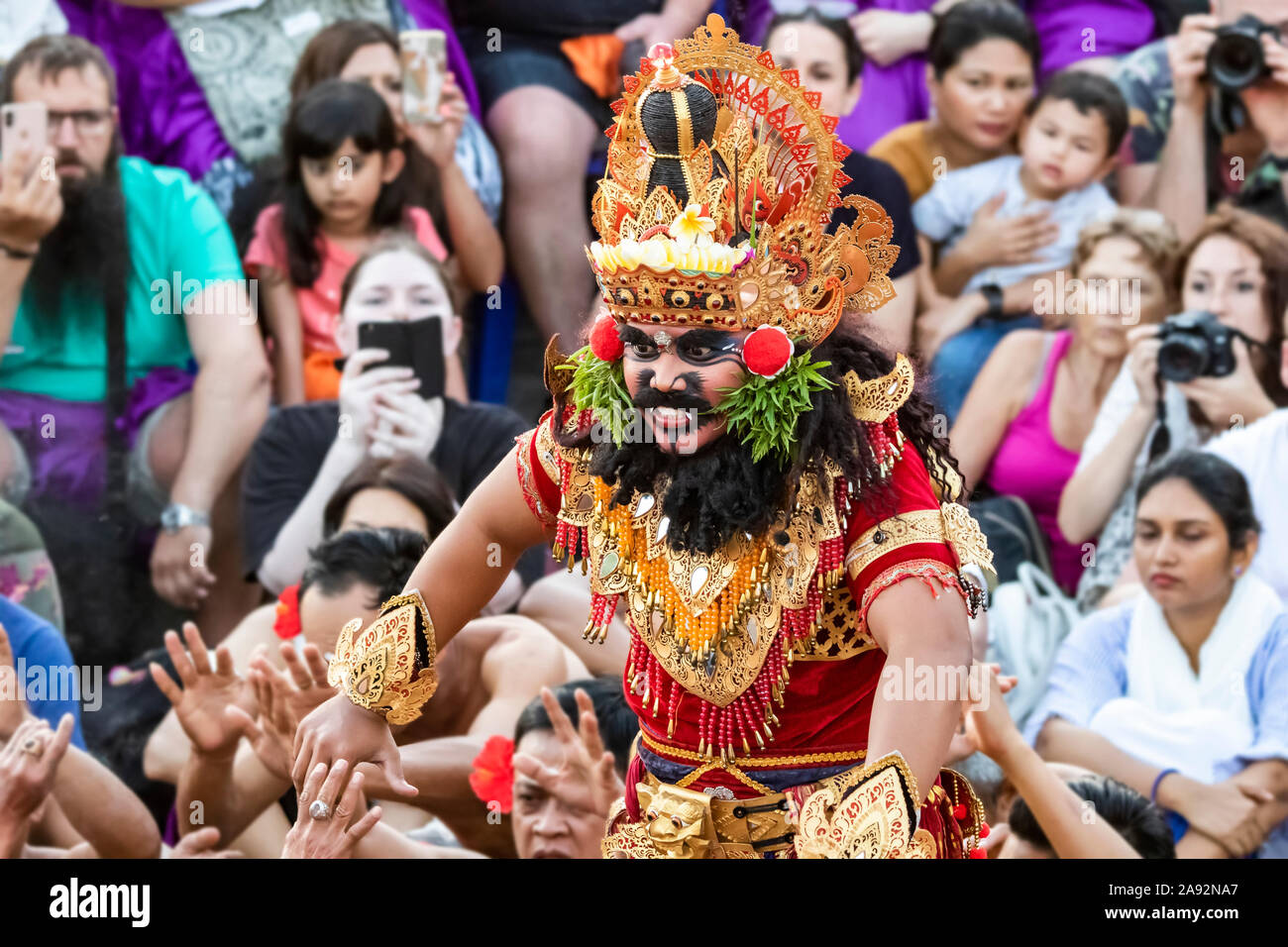 Spettacolo di danza Kecak; Uluwatu, Bali, Indonesia Foto Stock