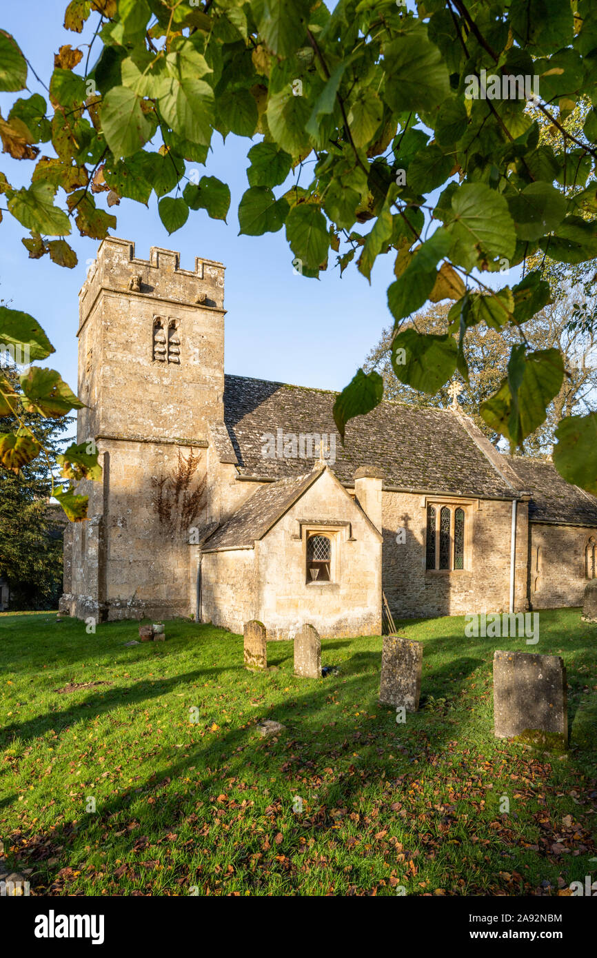 Piccolo Norman Chiesa di tutti i santi a fianco della Jacobiana Manor House di motivi di Salperton Parco nel villaggio Costwold di Salperton, nel Gloucestershire. Foto Stock