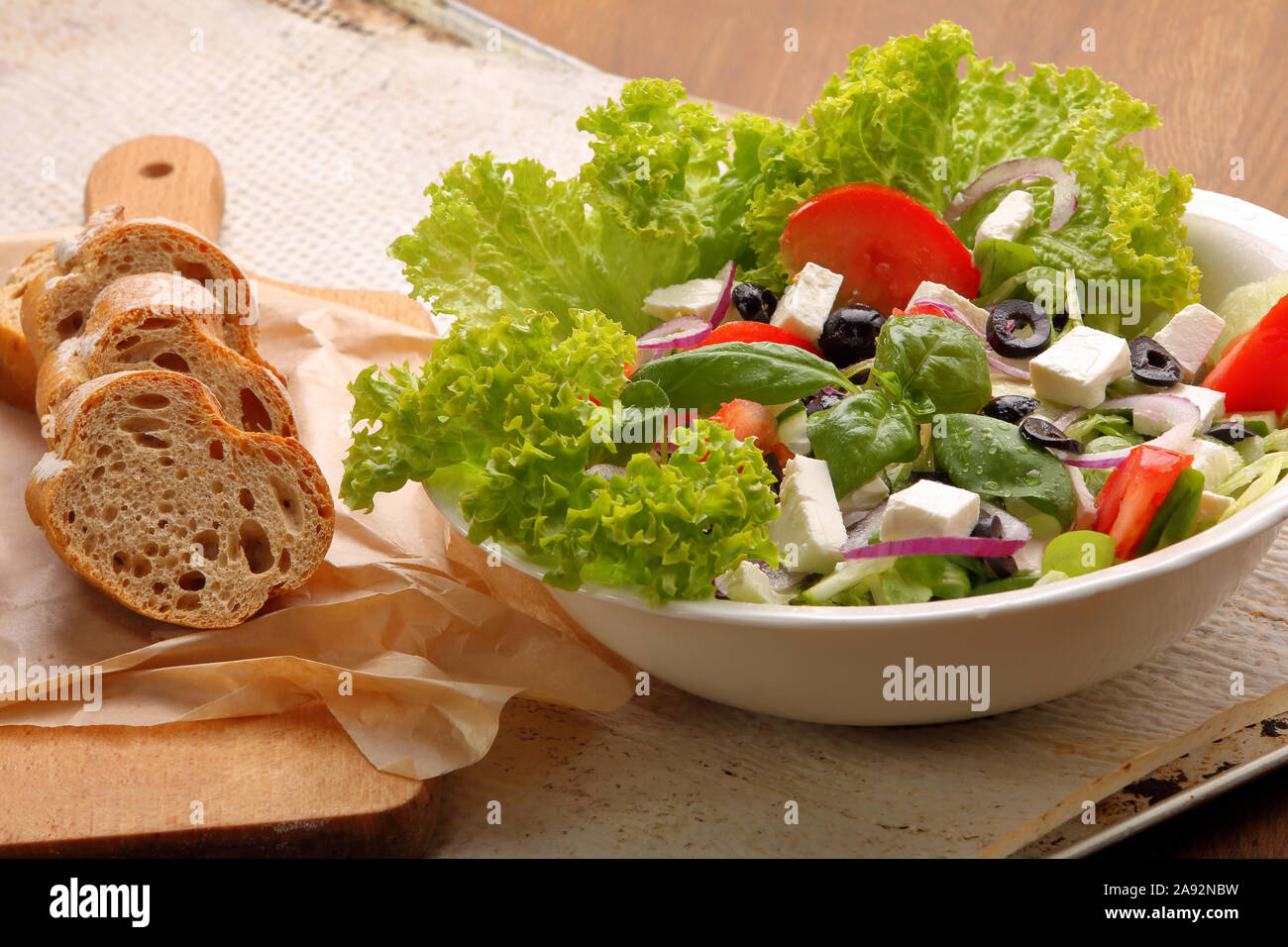 Insalata greca con dressing e pane Foto Stock