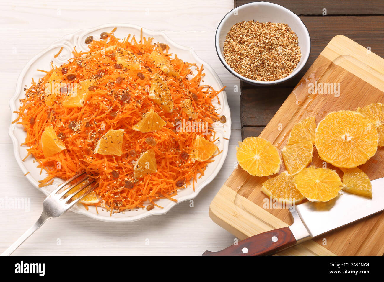 Sani e freschi di carota e l'insalata di arance con semi di sesamo su sfondo di legno Foto Stock