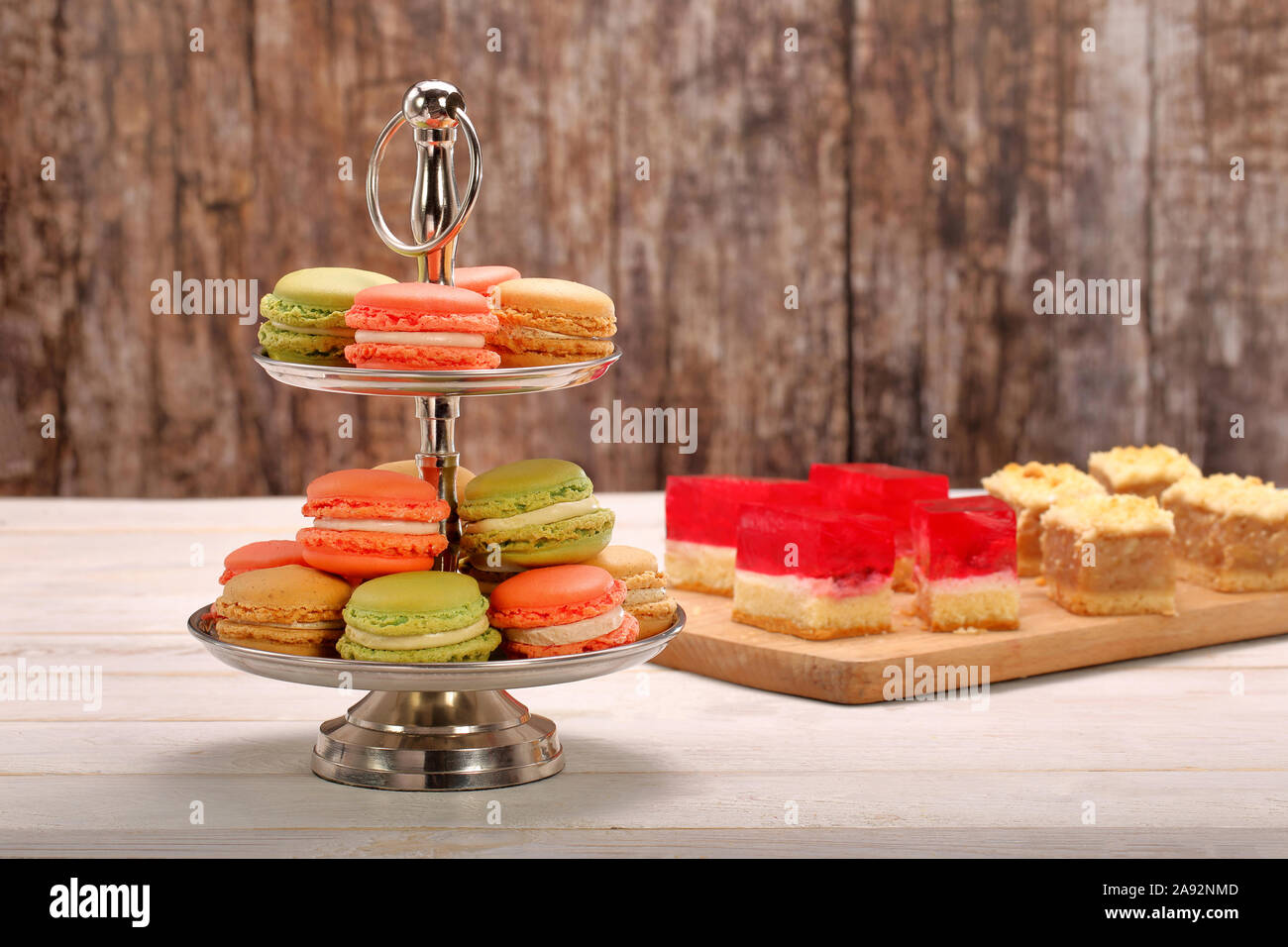 Amaretti cookies tutti i tipi di colori su di un supporto in metallo e lo spazio vuoto per il testo Foto Stock