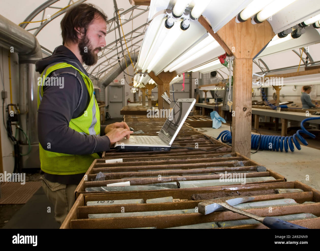 Un geologo registra i dati sui campioni principali in un laboratorio remoto presso il sito proposto dalla miniera di Pebble vicino a Iliamna, Alaska Foto Stock