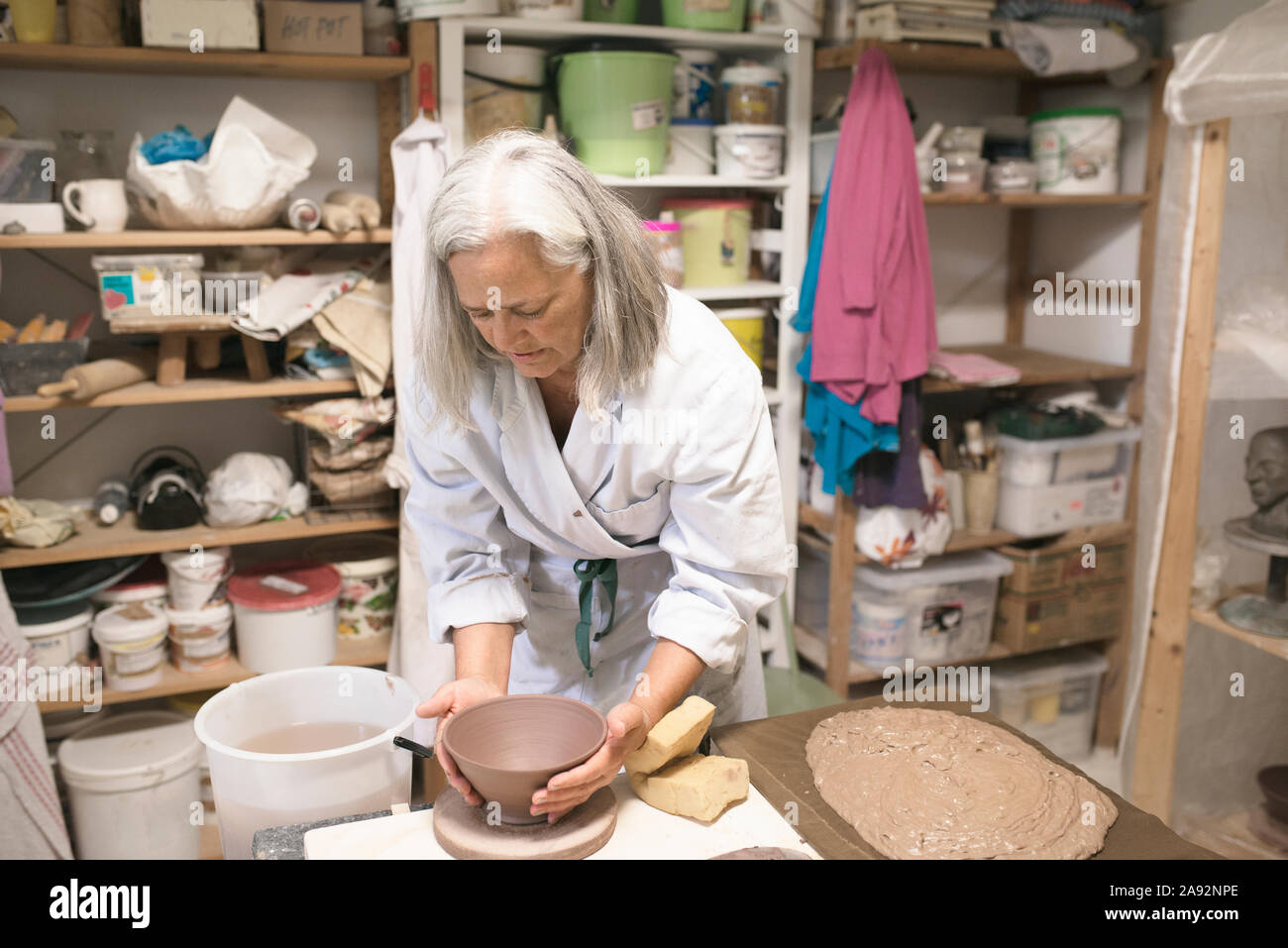 La donna nel laboratorio di ceramica Foto Stock