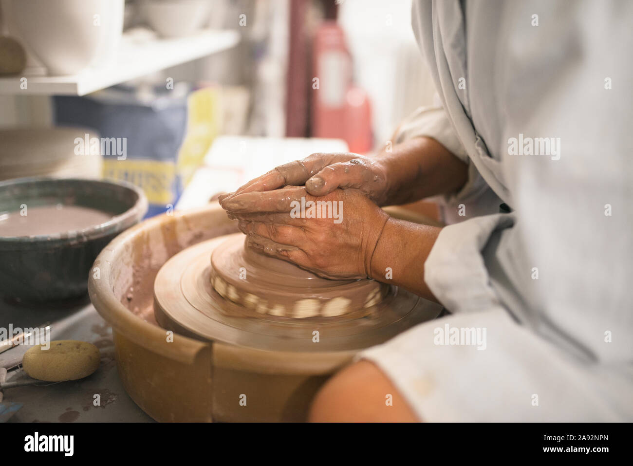 Donna che utilizza potters ruota Foto Stock