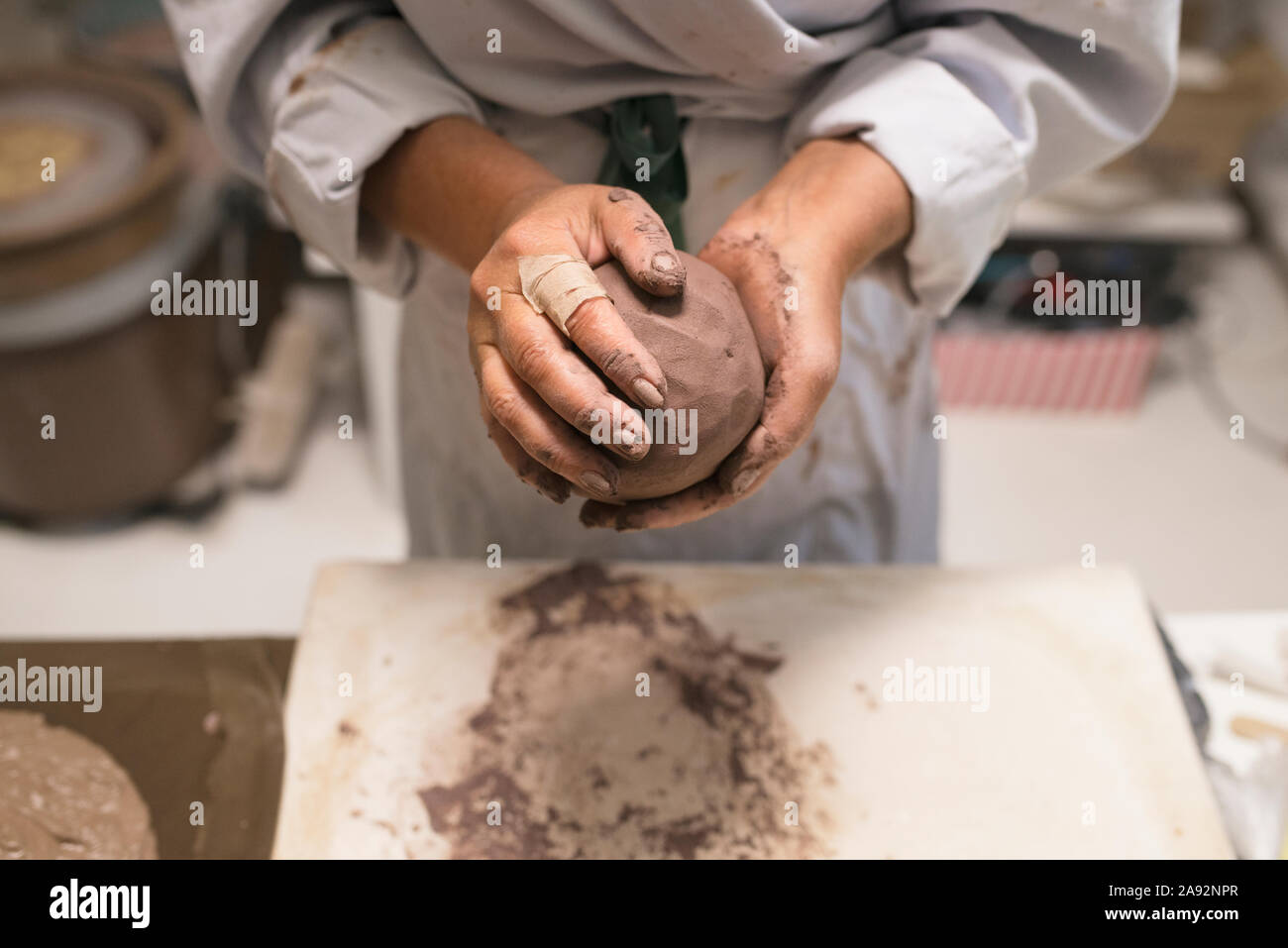 La donna la preparazione di clay Foto Stock