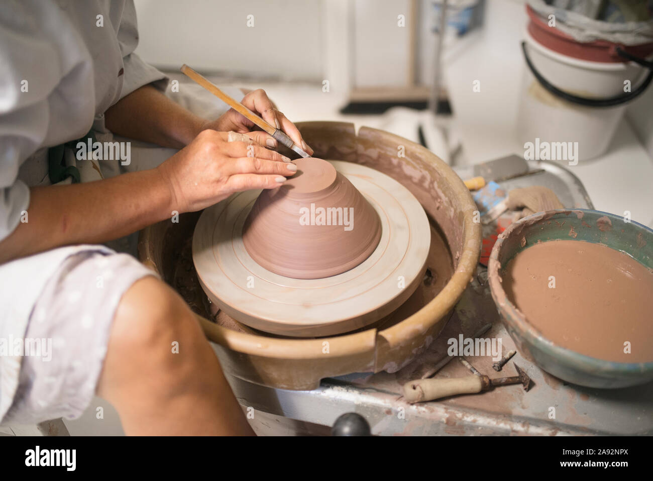 Donna che utilizza potters ruota Foto Stock