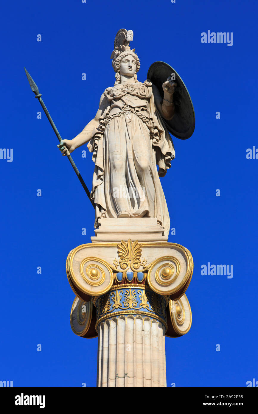 Statua di Pallade Atena (da Leonidas Drosis) sulla parte superiore di una colonna ionica al di fuori dell'Accademia di Atene, Grecia Foto Stock