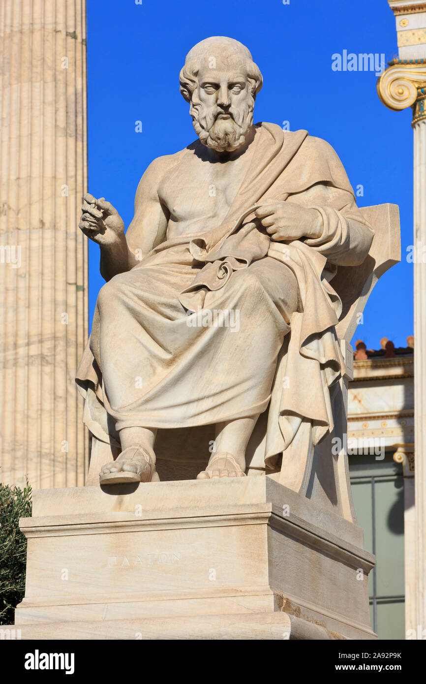 Statua della classica filosofo greco Platone (da Leonidas Drosis) all'entrata dell'Accademia di Atene, Grecia Foto Stock