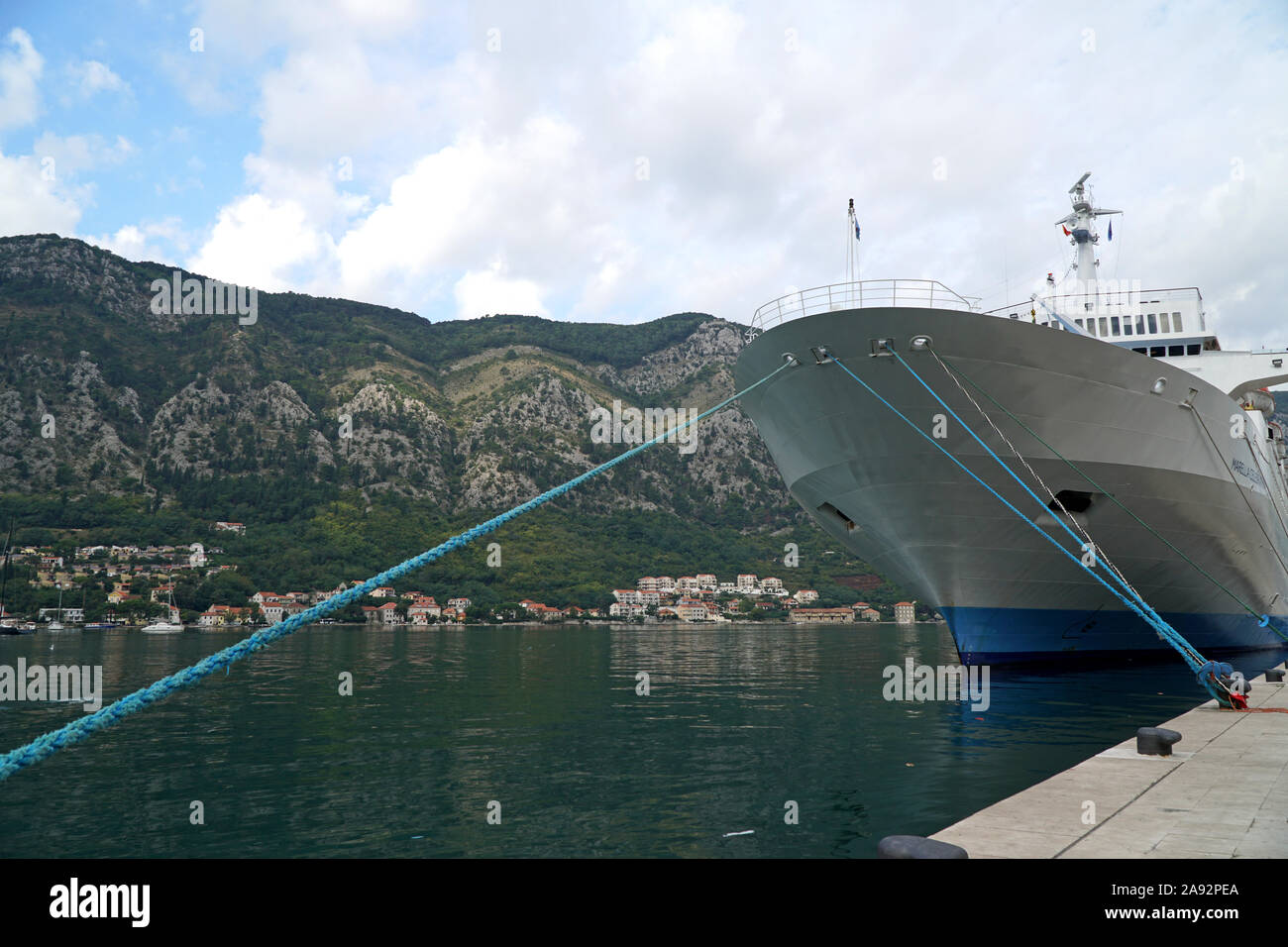 La nave da crociera Marella celebrazione ancorata nella Baia di Kotor Foto Stock