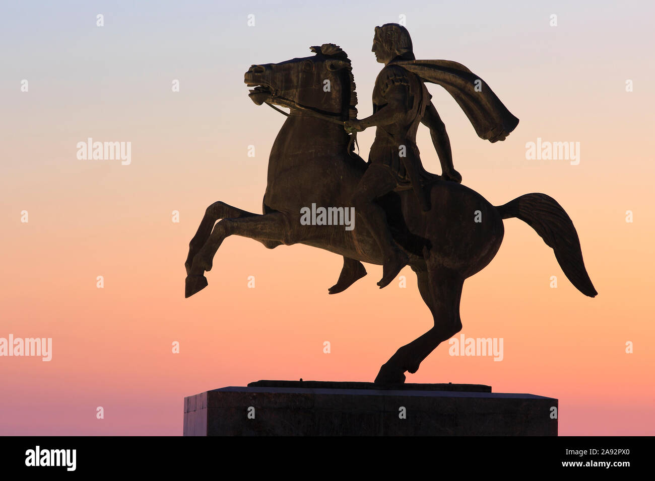 Monumento ad Alessandro il Grande (356 A.C. - 323 a.C.) al tramonto di Salonicco (Macedonia), Grecia Foto Stock