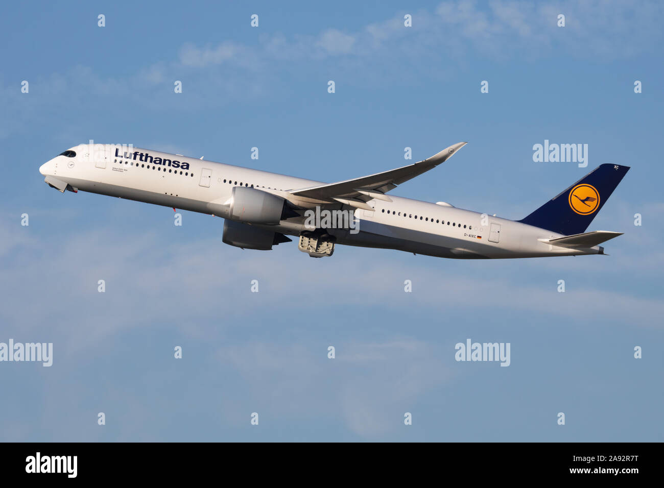 Monaco di Baviera / Germania - 18 Ottobre 2017: Lufthansa Airbus A350-900 D-AIXC aereo passeggeri in partenza dall'aeroporto di Monaco di Baviera Foto Stock