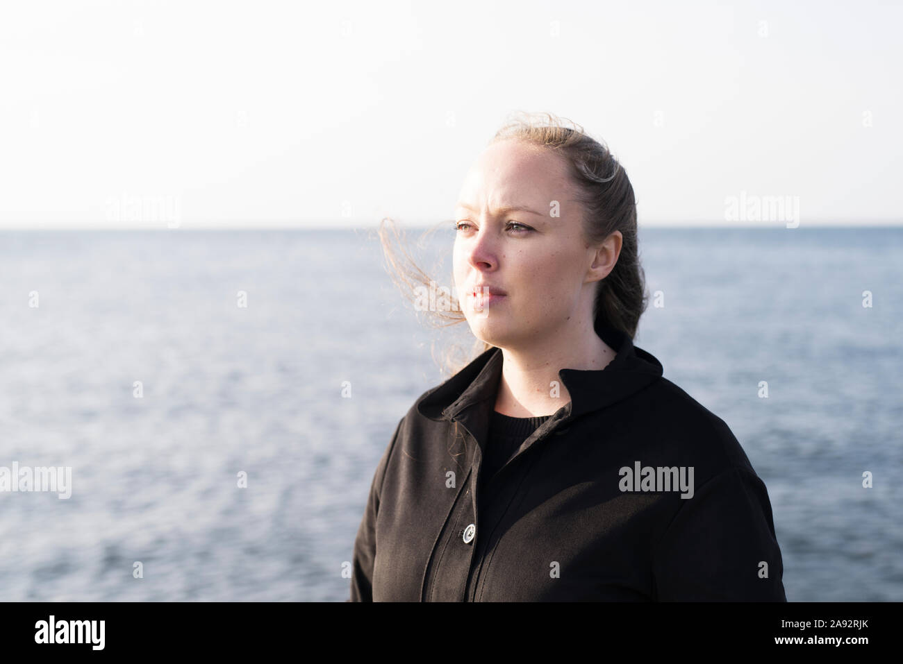 Giovane donna in mare Foto Stock