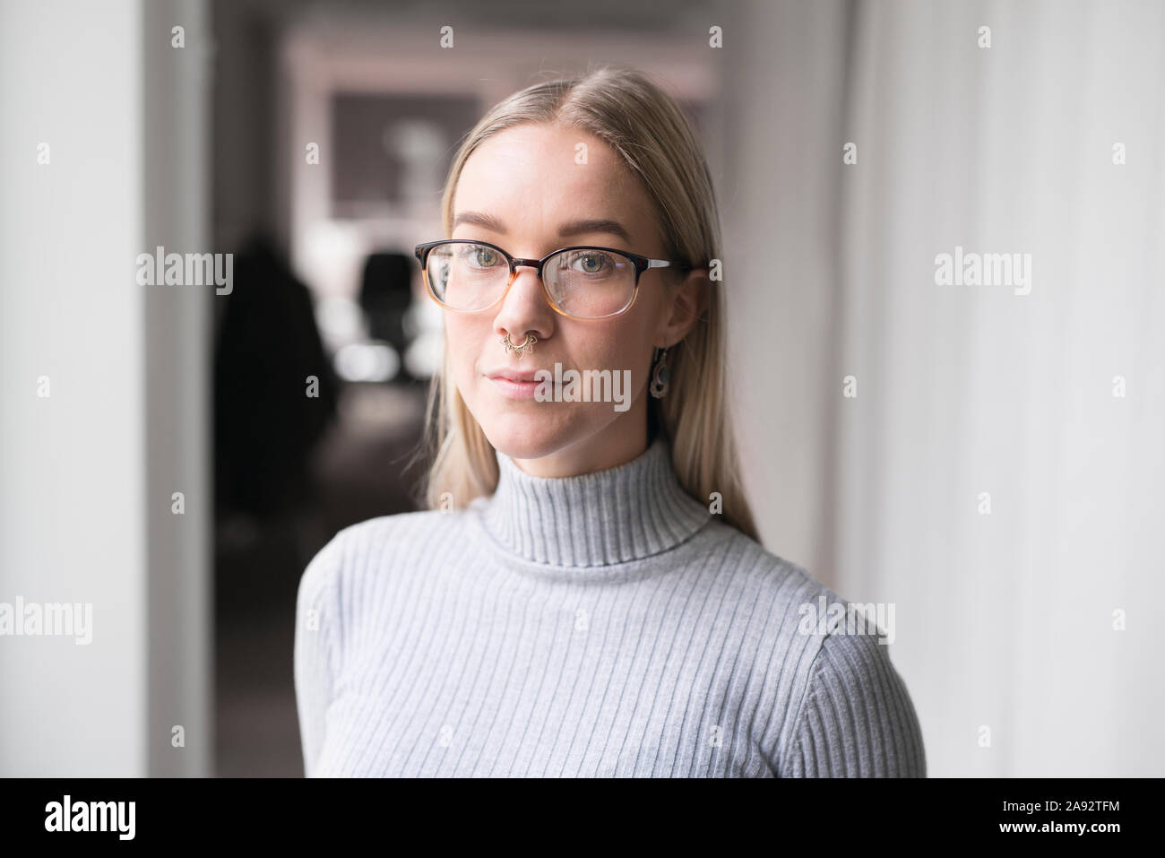 Giovane donna in ufficio Foto Stock