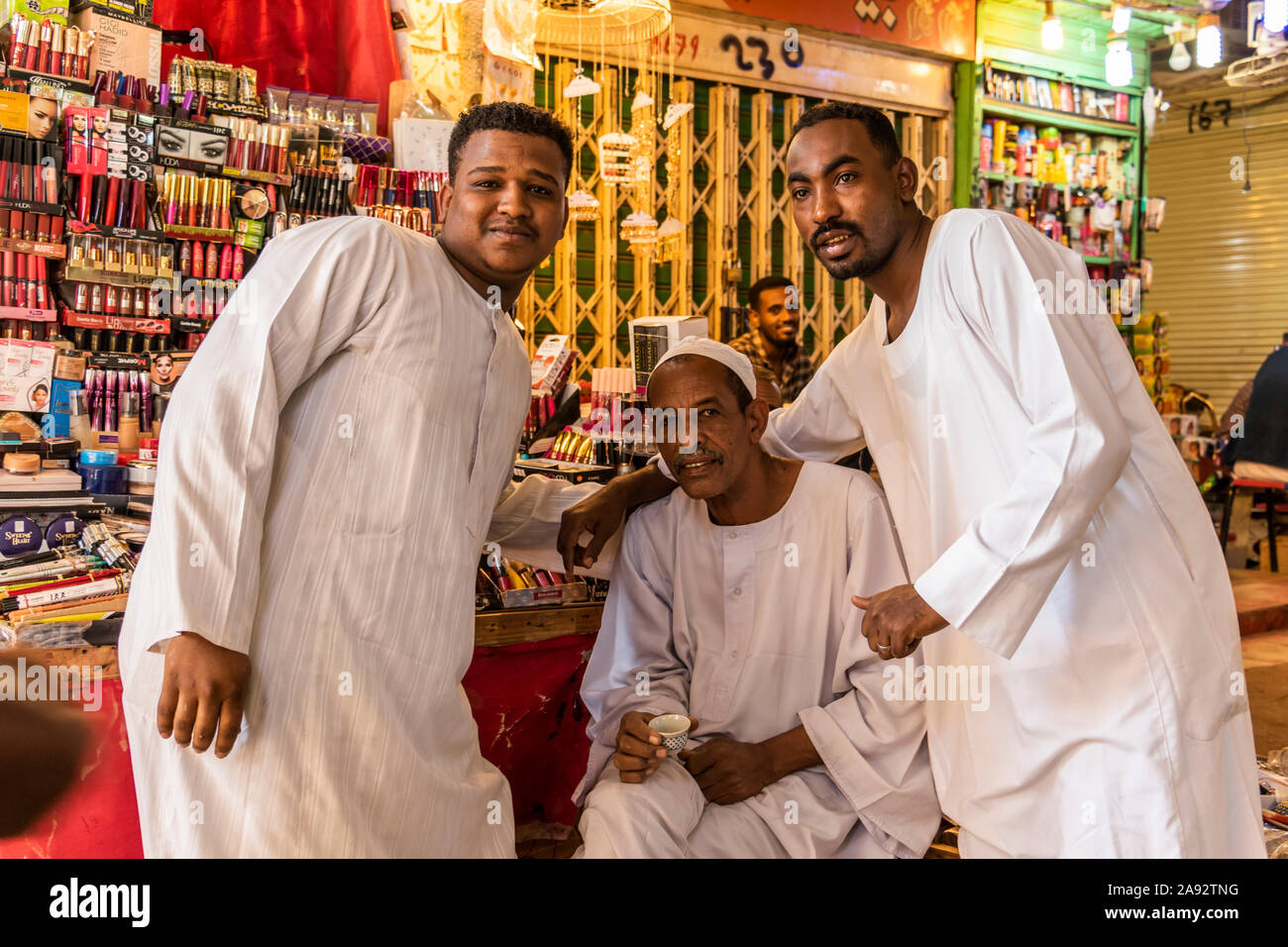 Uomini sudanesi al mercato di Omdurman; Omdurman, Khartoum, Sudan Foto Stock