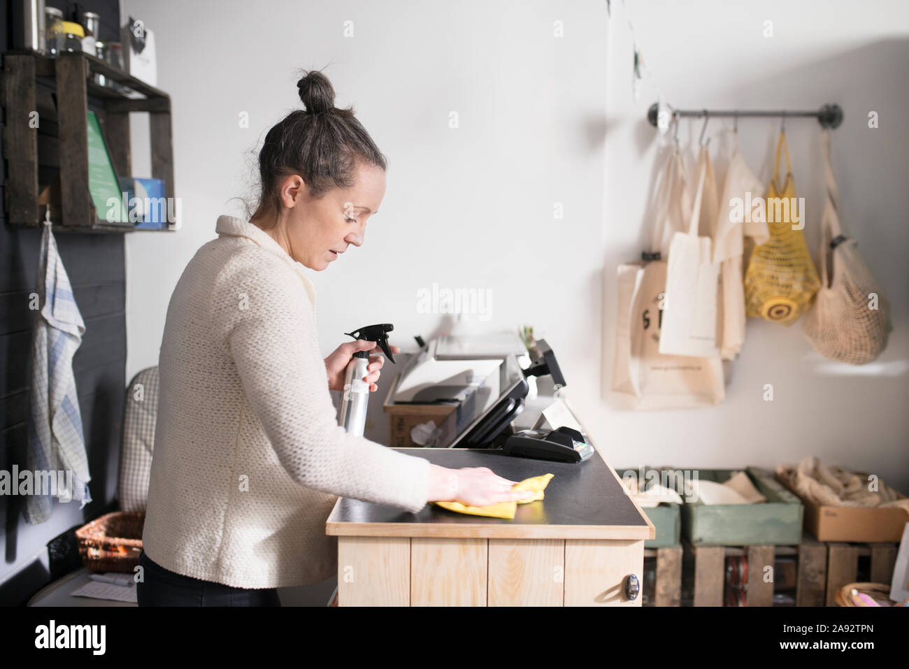 Donna che lavorano nel negozio Foto Stock