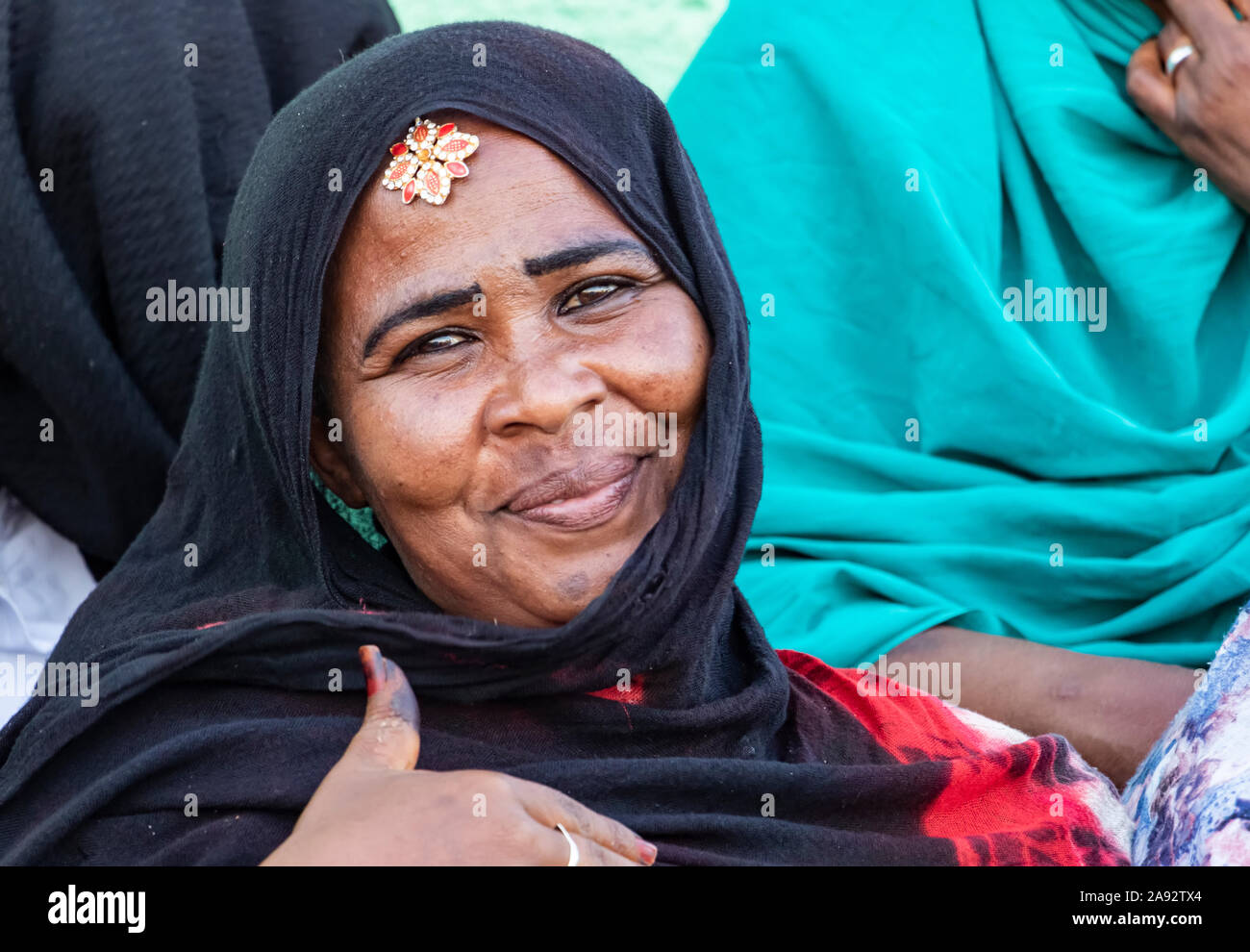 Donna che partecipa alla cerimonia devozionale del dhikr (ricordo di Allah) alla moschea di Hamid el-Nil; Omdurman, Khartoum, Sudan Foto Stock