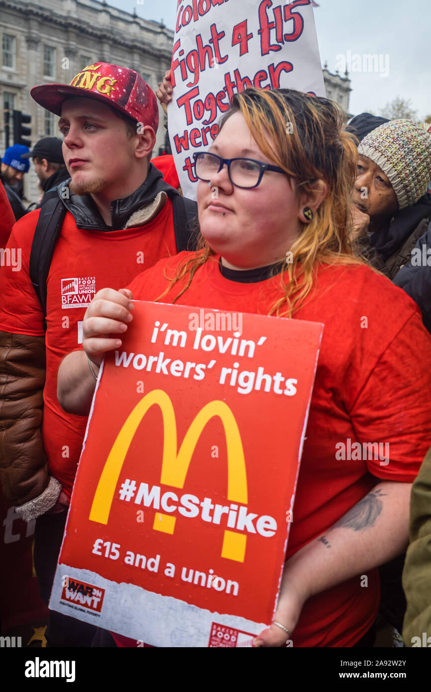 Londra, Regno Unito. 12 novembre 2019. Un rally dai percussori da 6 South London McDonald's memorizza e sostenitori a Downing St esigeva £15 un'ora, un fine alle tariffe della gioventù, garantito ore fino a 40 ore a settimana, avviso di turni di 4 settimane in anticipo, il riconoscimento dei fornai cibo e Allied lavoratori' Unione e di essere trattati con rispetto e dignità al lavoro. Altoparlanti inclusi BFAWU Ian Hodson, TUC's Frances O'Grady, Jo Grady di UCU, John McDonnell e un leader di noi lotta per 15 campagna. Peter Marshall / Alamy Live News Foto Stock