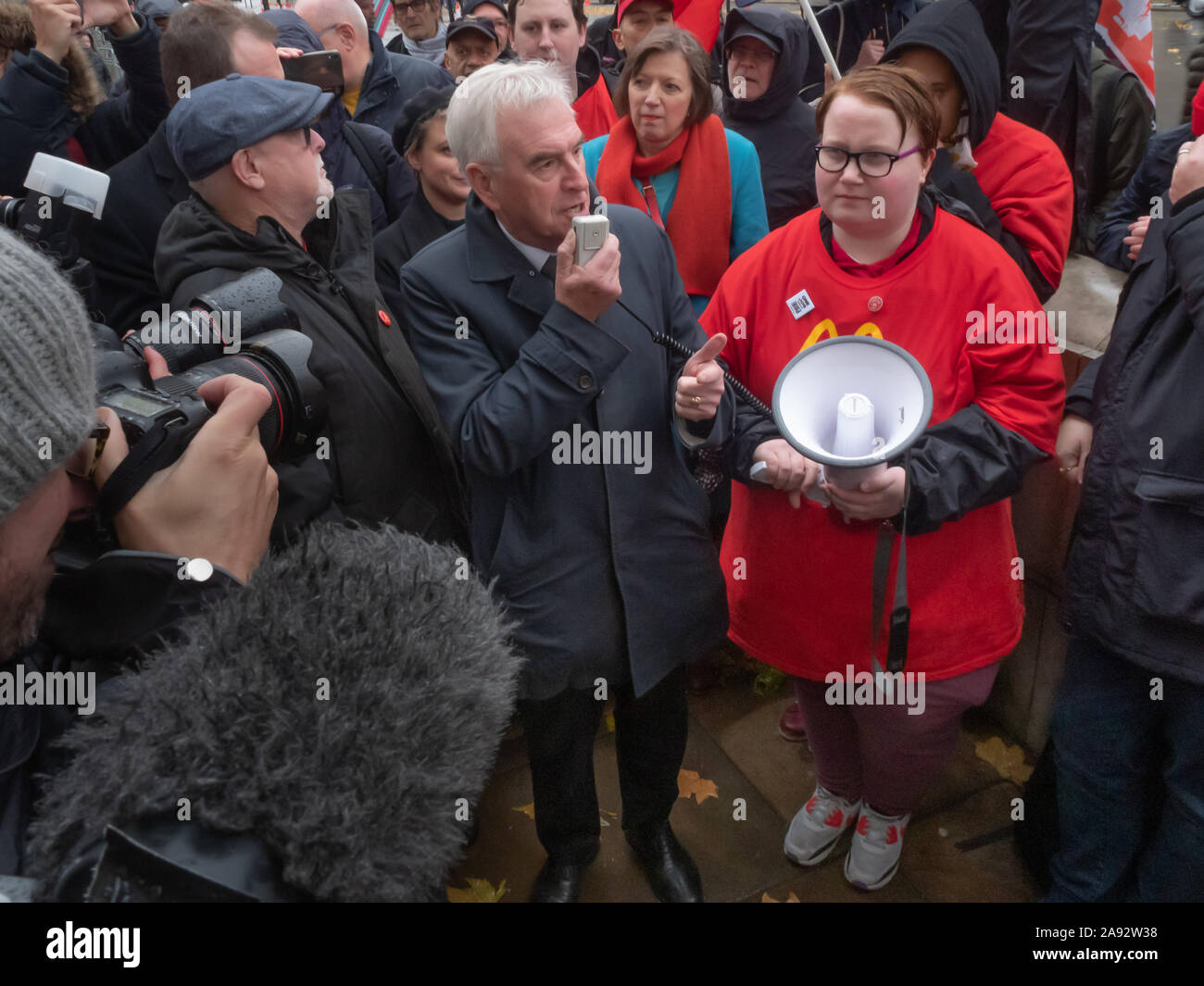 Londra, Regno Unito. 12 novembre 2019. John McDonnell parla, con Frances O'Grady dietro di lui. Un rally dai percussori da 6 South London McDonald's memorizza e sostenitori a Downing St esigeva £15 un'ora, un fine alle tariffe della gioventù, garantito ore fino a 40 ore a settimana, avviso di turni di 4 settimane in anticipo, il riconoscimento dei fornai cibo e Allied lavoratori' Unione e di essere trattati con rispetto e dignità al lavoro. Altoparlanti inclusi BFAWU Ian Hodson, TUC's Frances O'Grady, Jo Grady di UCU, John McDonnell e un leader di noi lotta per 15 campagna. Peter Marshall / Alamy Live News Foto Stock