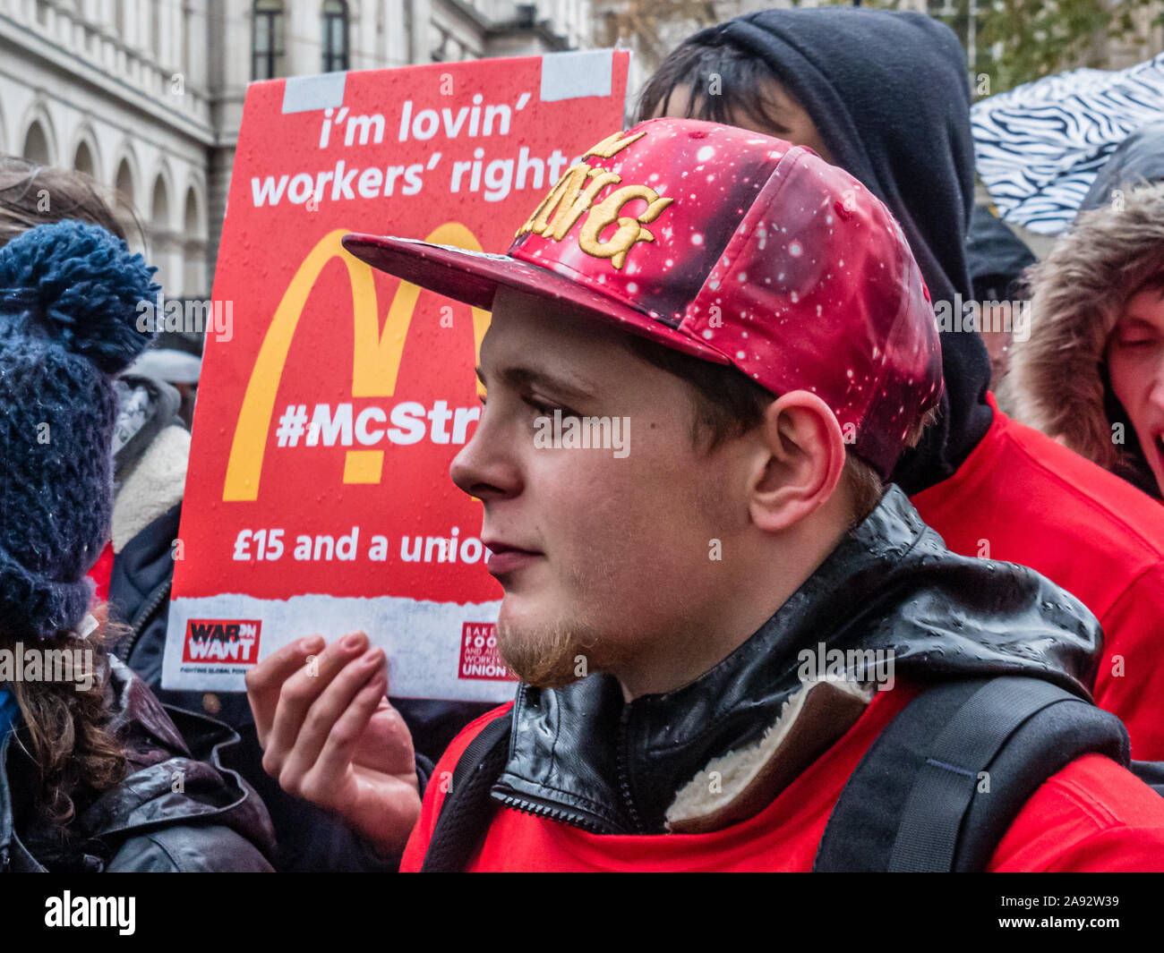 Londra, Regno Unito. 12 novembre 2019. Un rally dai percussori da 6 South London McDonald's memorizza e sostenitori a Downing St esigeva £15 un'ora, un fine alle tariffe della gioventù, garantito ore fino a 40 ore a settimana, avviso di turni di 4 settimane in anticipo, il riconoscimento dei fornai cibo e Allied lavoratori' Unione e di essere trattati con rispetto e dignità al lavoro. Altoparlanti inclusi BFAWU Ian Hodson, TUC's Frances O'Grady, Jo Grady di UCU, John McDonnell e un leader di noi lotta per 15 campagna. Peter Marshall / Alamy Live News Foto Stock