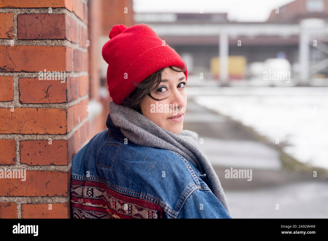 Donna che guarda la fotocamera Foto Stock