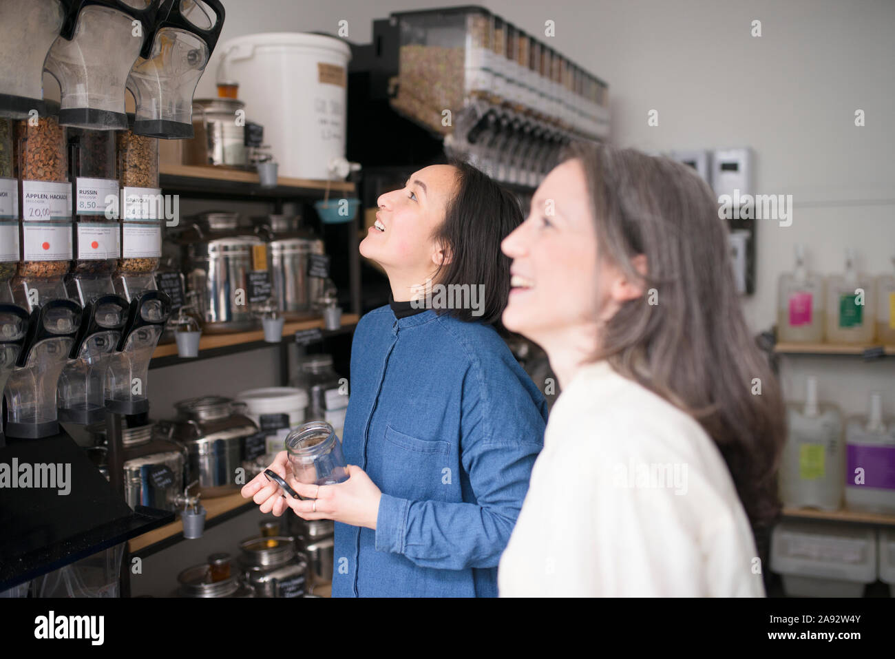 Shopping in organico negozio di gastronomia Foto Stock