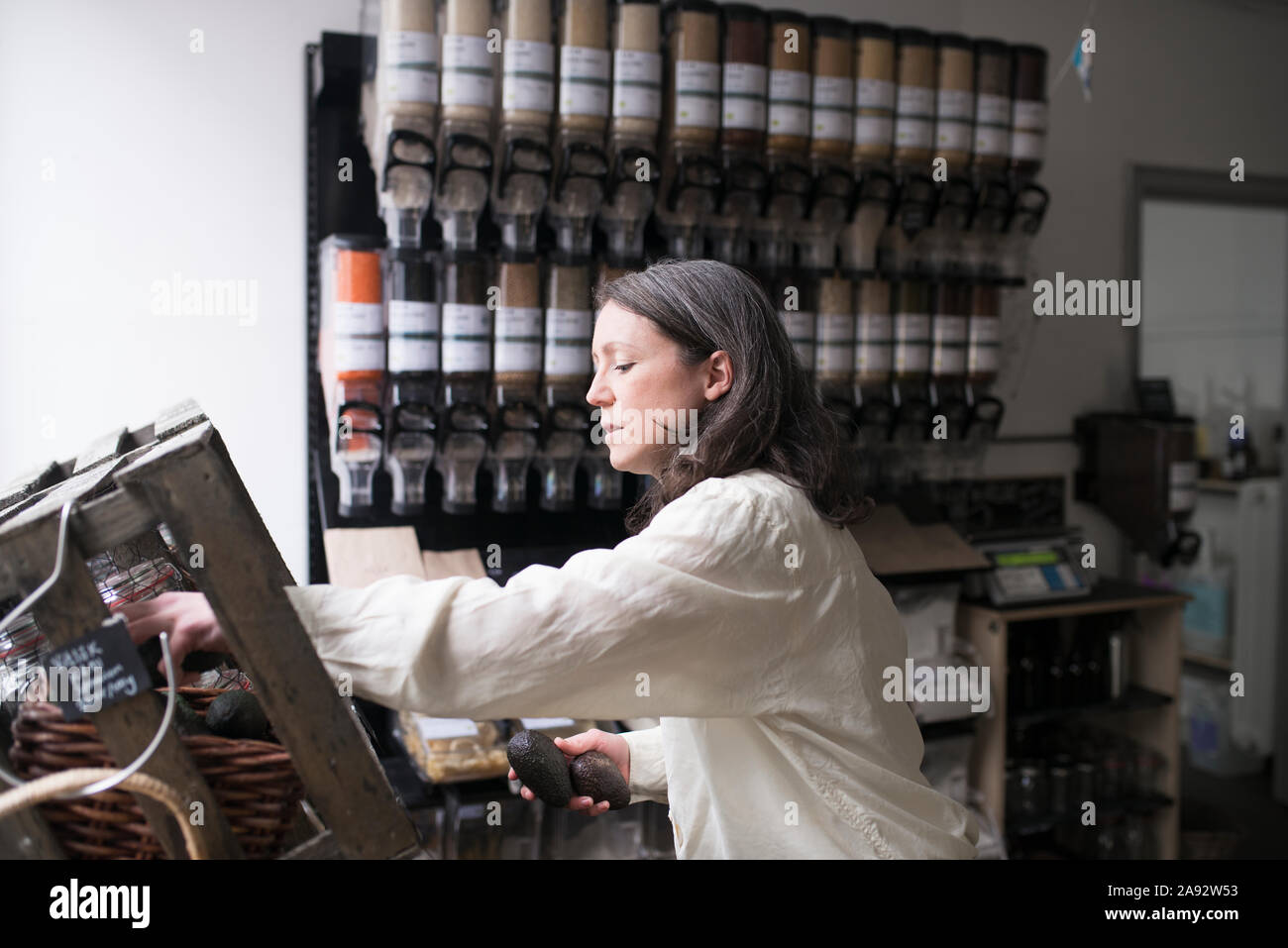 Donna che lavorano in organico negozio Foto Stock