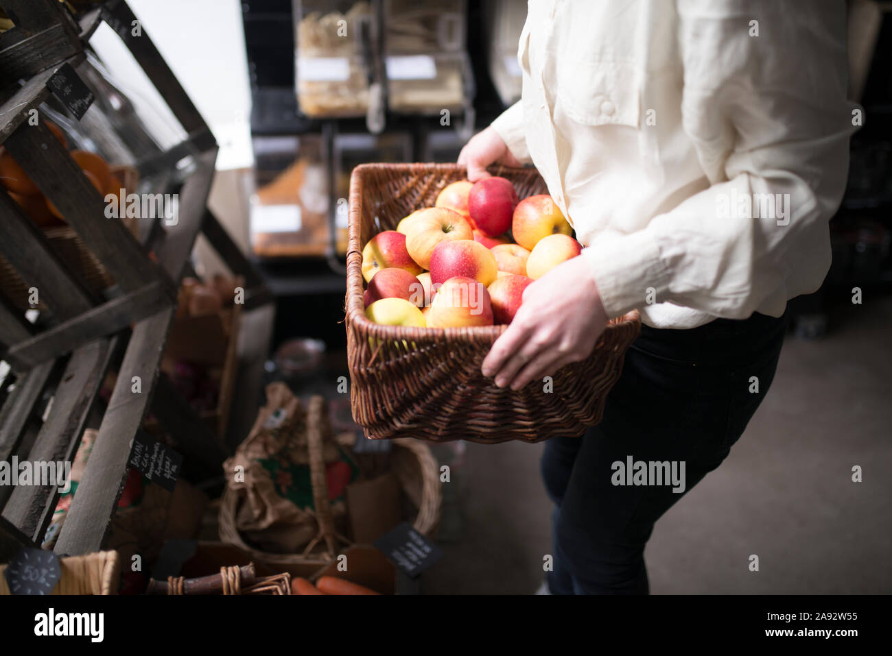 Donna che lavorano in organico negozio Foto Stock