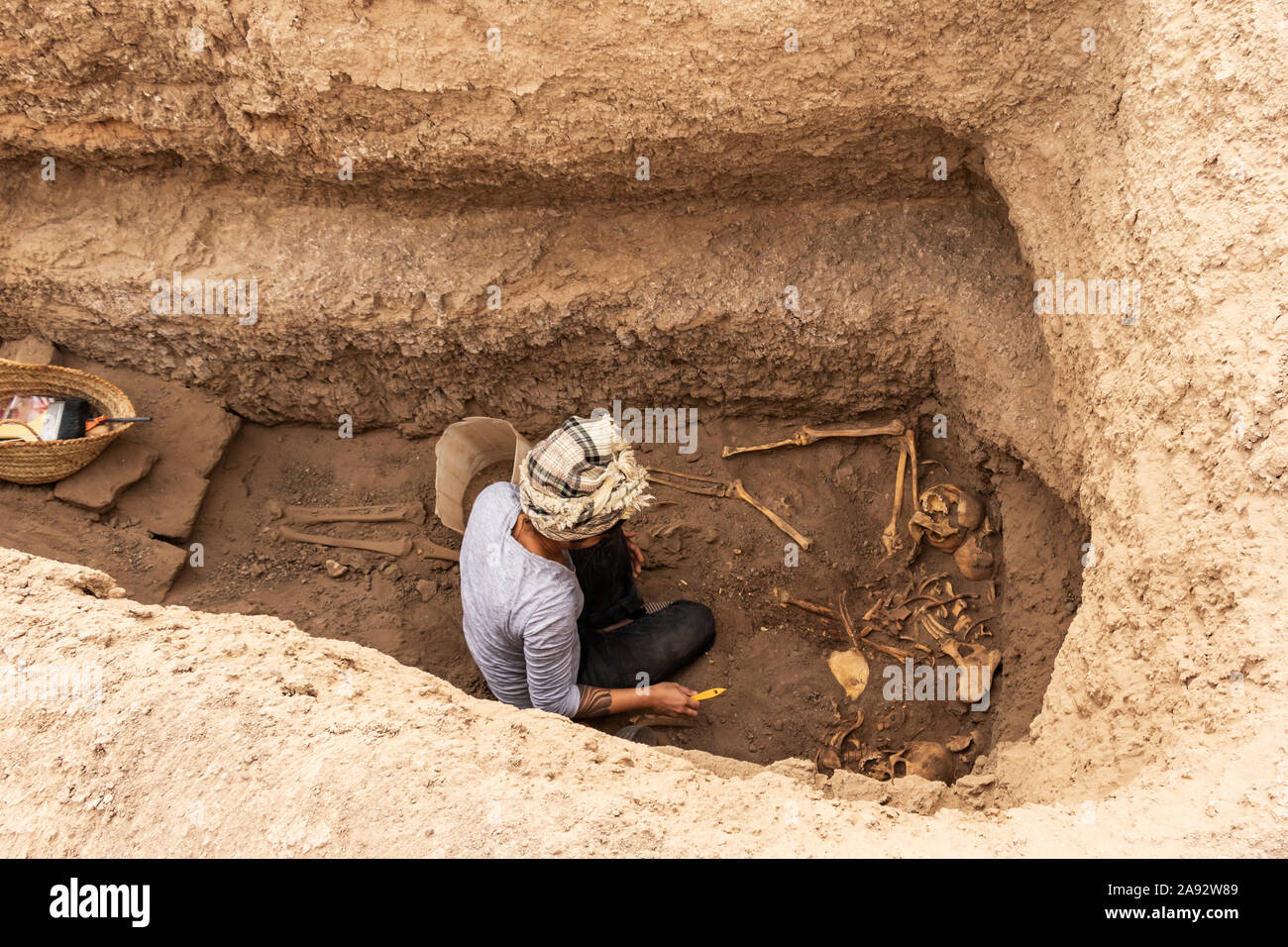 Archeologo che lavora su uno scheletro trovato in uno scavo di una tomba nella necropoli Napatan-Meroitica di Sedeinga: Settore II (VII secolo a.C. - 3... Foto Stock