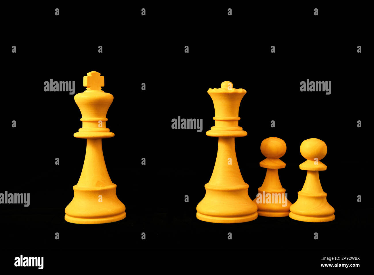 Re bianco e la regina con pedine come il divorzio e la separazione del concetto. Standard del gioco degli scacchi pezzi di legno su sfondo nero Foto Stock