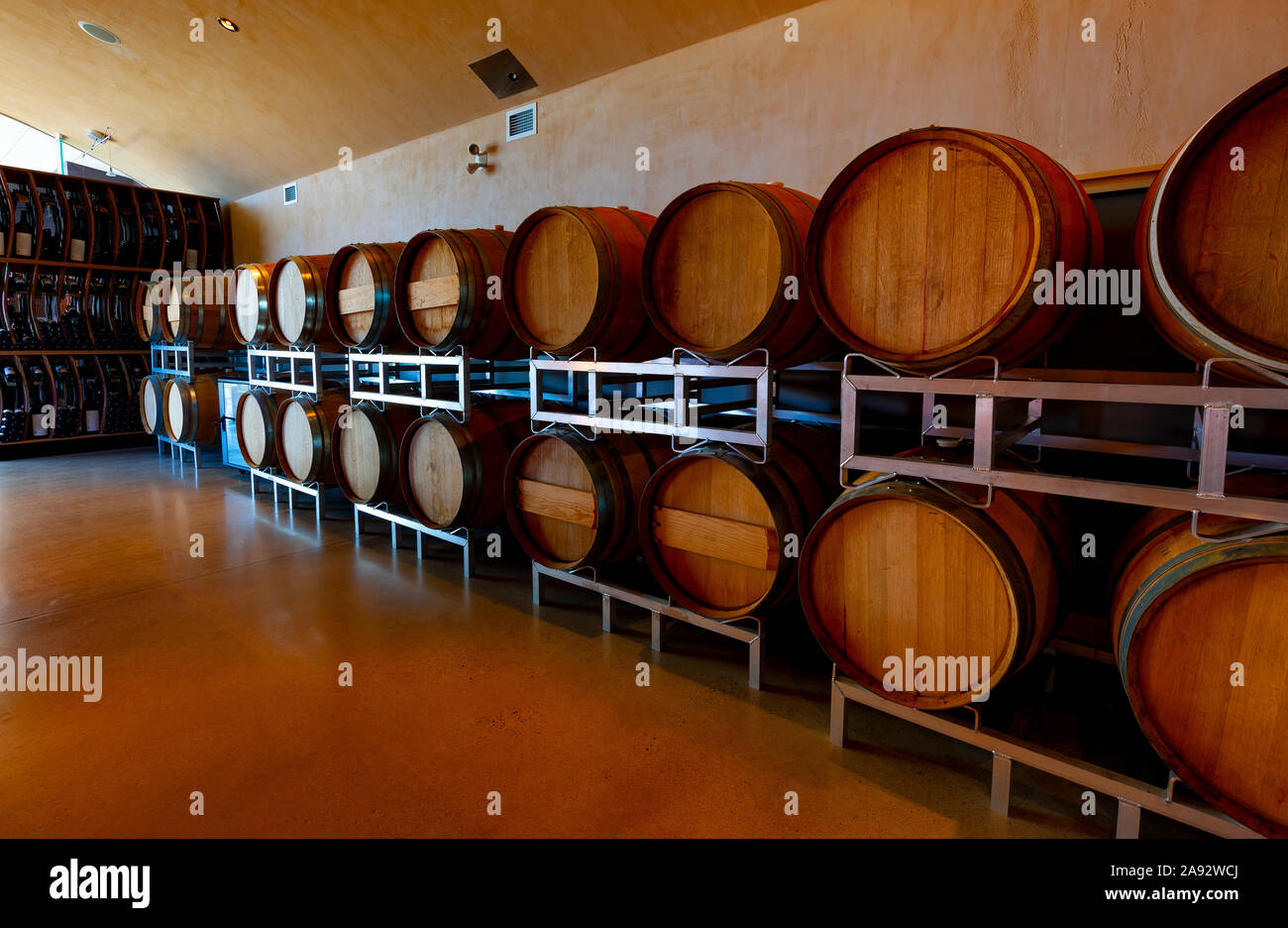 Botti di vino immagazzinate in una cantina, South Okanagan Valley; Naramata, British Columbia, Canada Foto Stock