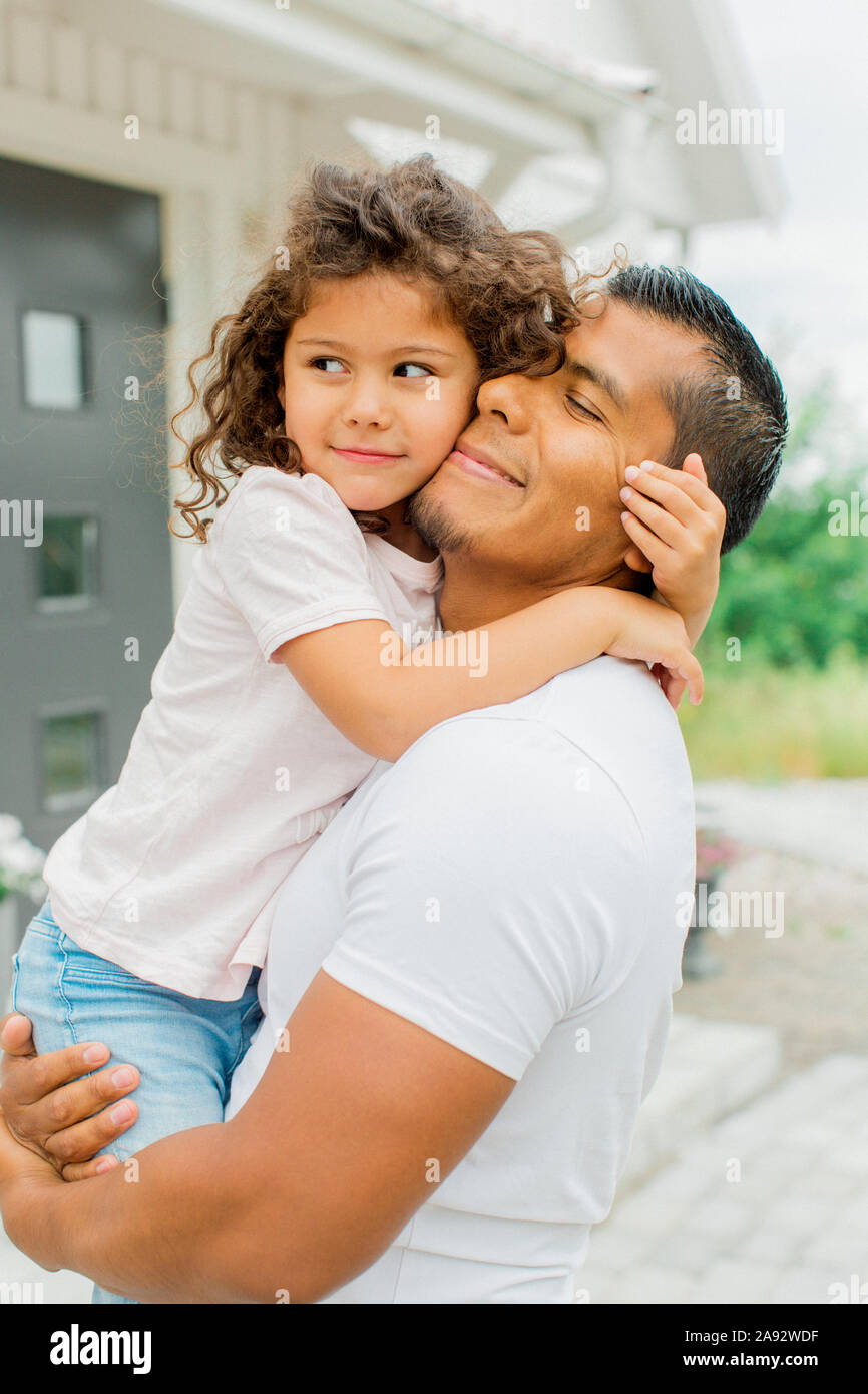 Padre abbracciando la figlia Foto Stock