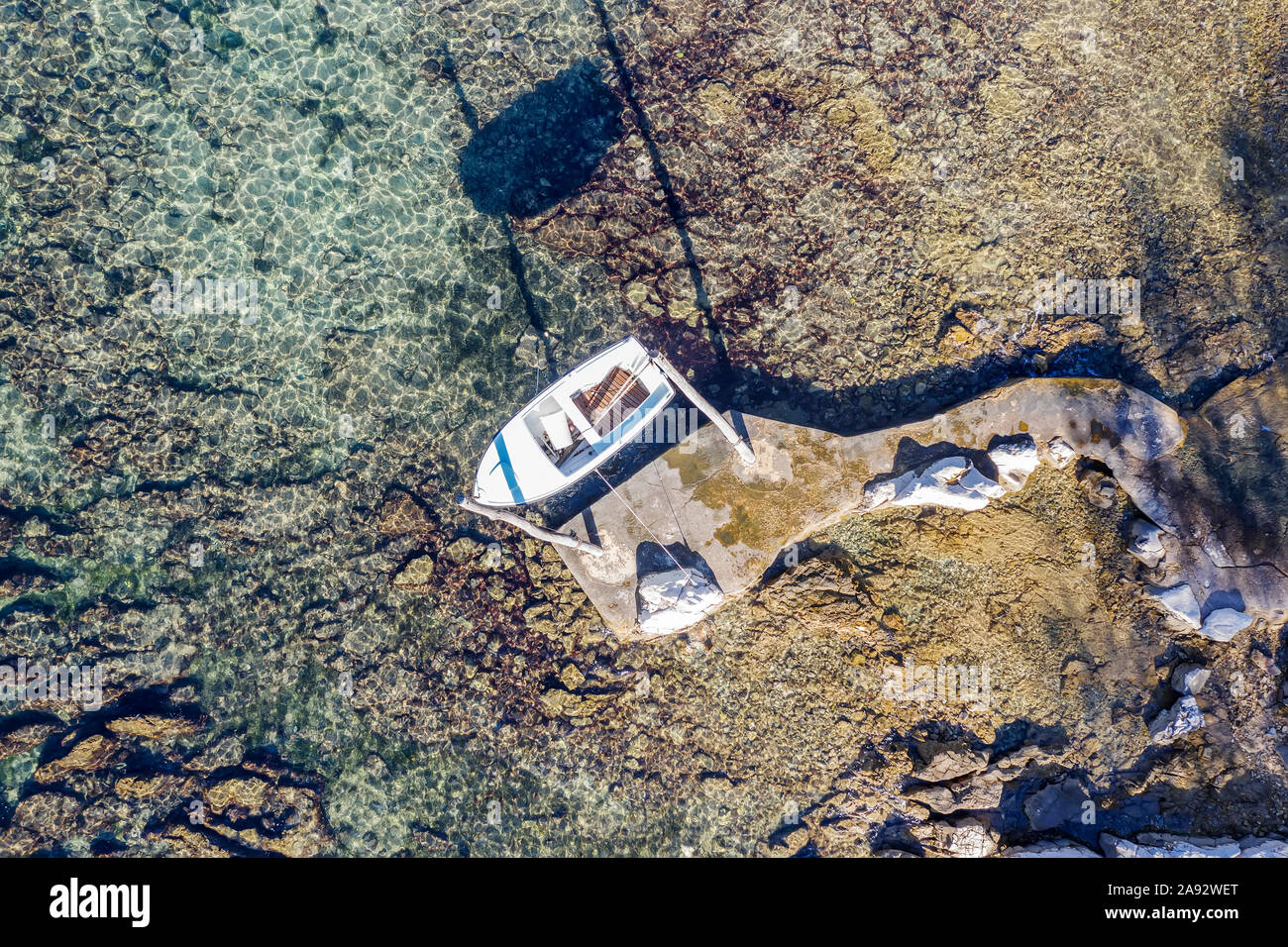 Vista aerea della barca appesa sulla spiaggia vicino alla città di Umago, Istria, Croazia Foto Stock