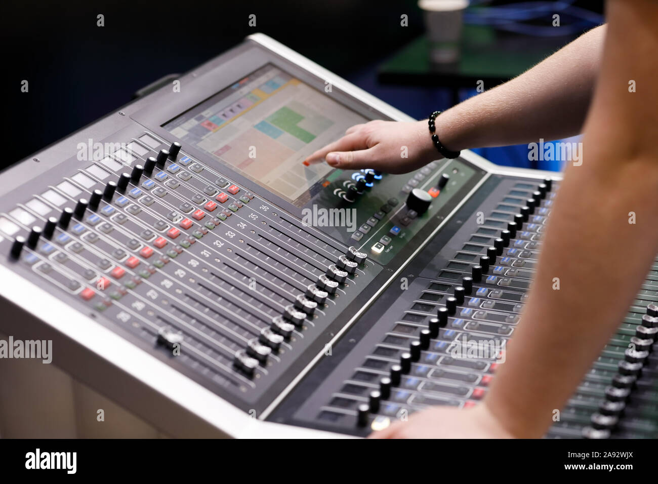 L'operatore lavora con compact digital audio broadcast console in studio. Messa a fuoco selettiva. Foto Stock