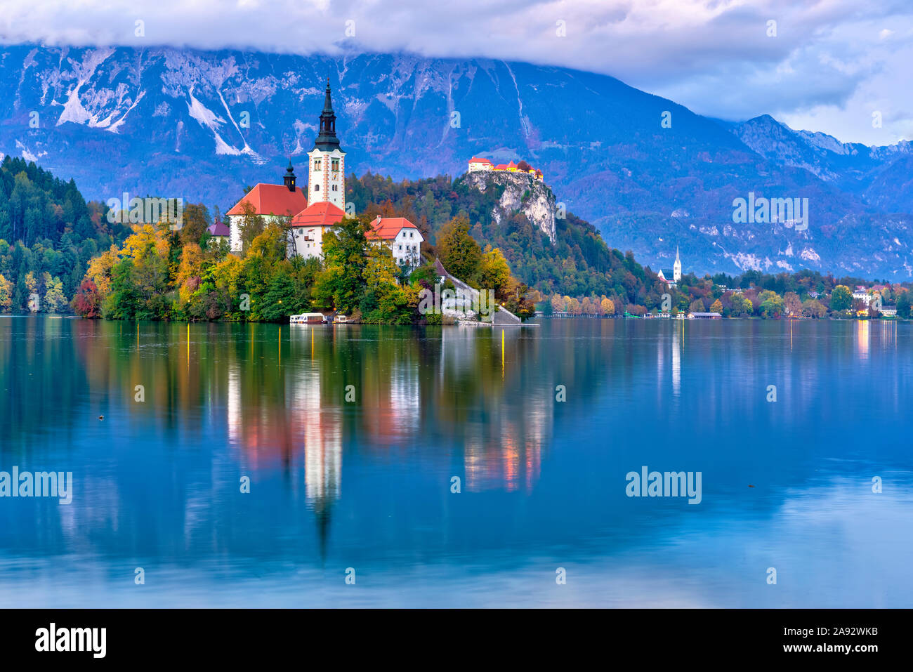 Un pellegrinaggio alla chiesa dell Assunzione di Maria island Chiesa riflessa nel lago di Bled Slovenia, l'Europa. Foto Stock