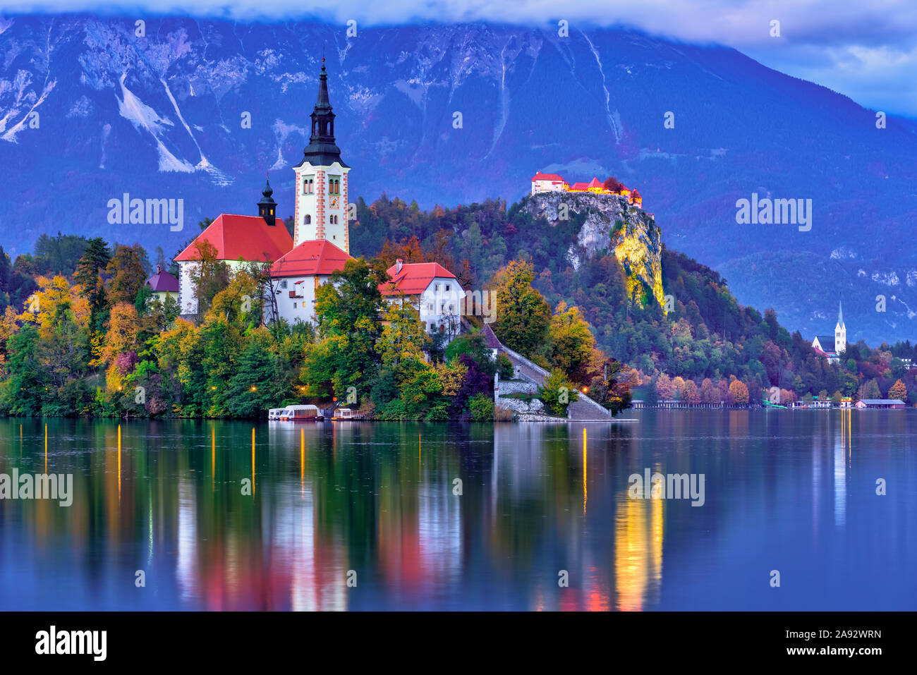 Un pellegrinaggio alla chiesa dell Assunzione di Maria island Chiesa riflessa nel lago di Bled Slovenia, l'Europa. Foto Stock