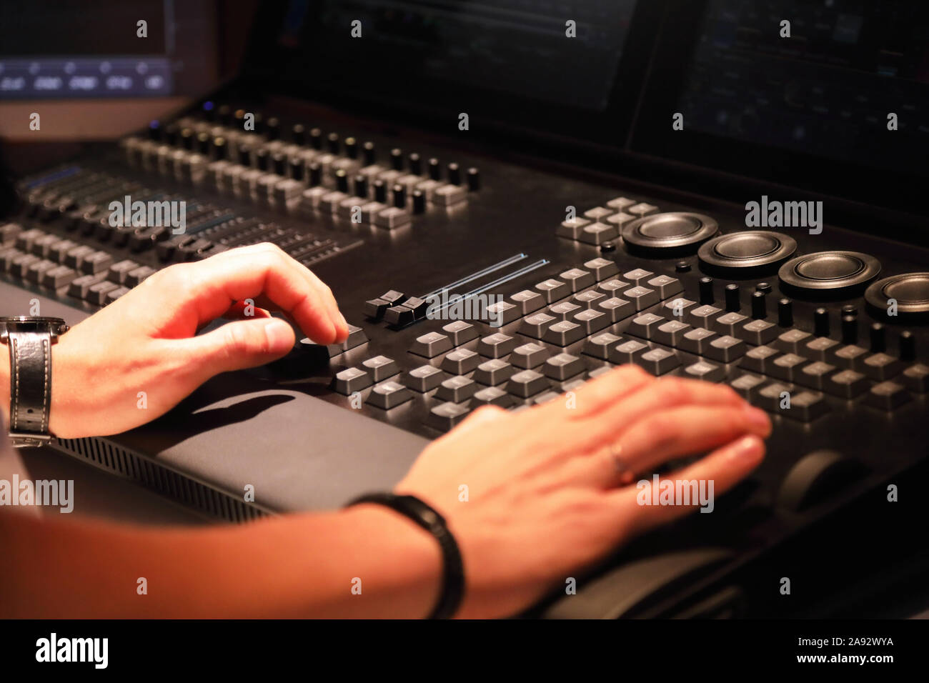 L'operatore lavora con illuminazione del palcoscenico della console di comando. Messa a fuoco selettiva. Foto Stock