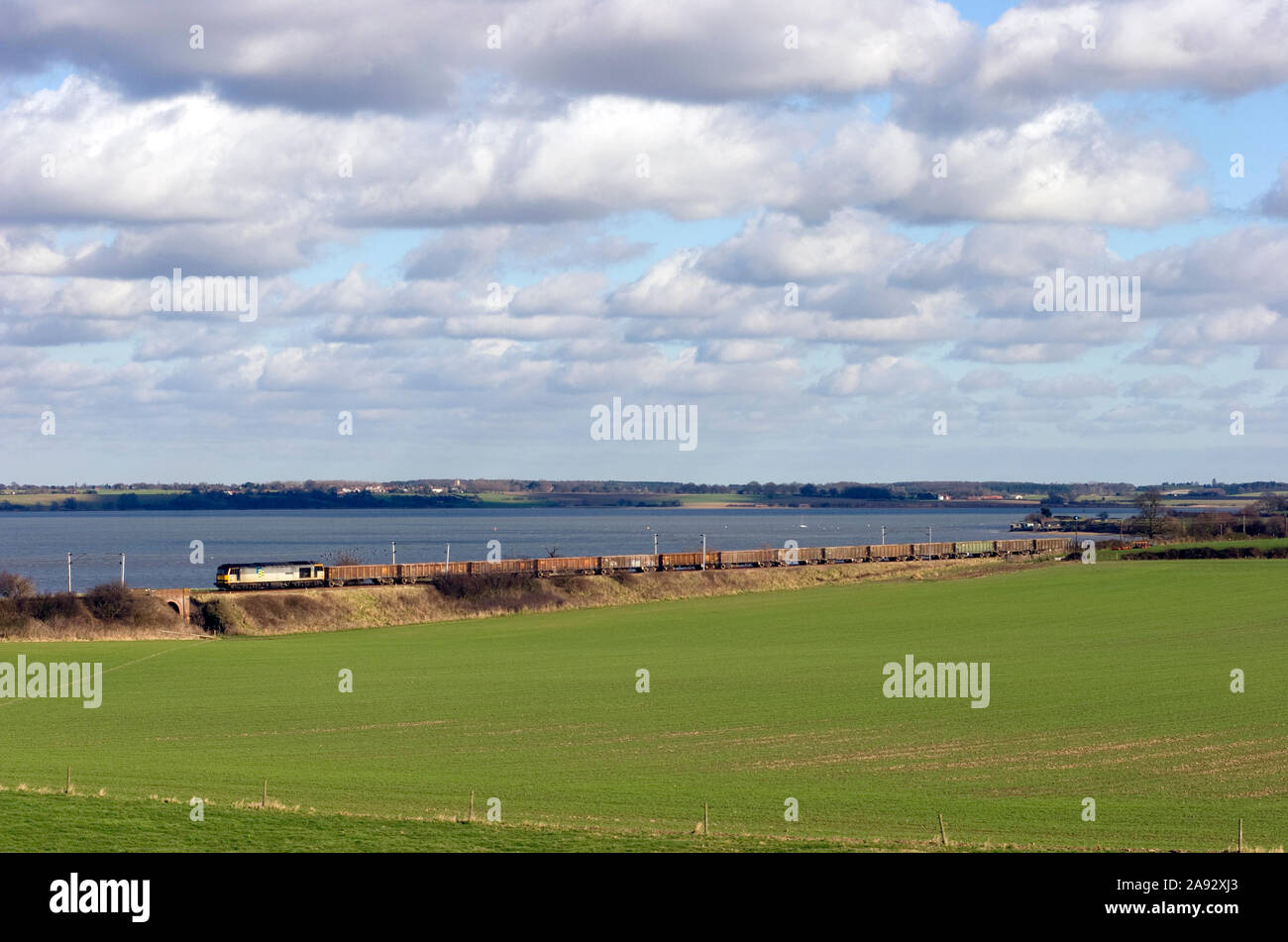 Una classe 60 locomotiva diesel numero 60054 lavorando un treno di pietra si svuota vicino Bradfield sul ramo di Harwich. Foto Stock