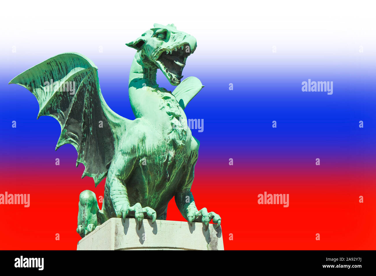 Lubiana dragon su un dragon bridge: il simbolo della città e del paese - il concetto di immagine con la bandiera slovena sullo sfondo Foto Stock