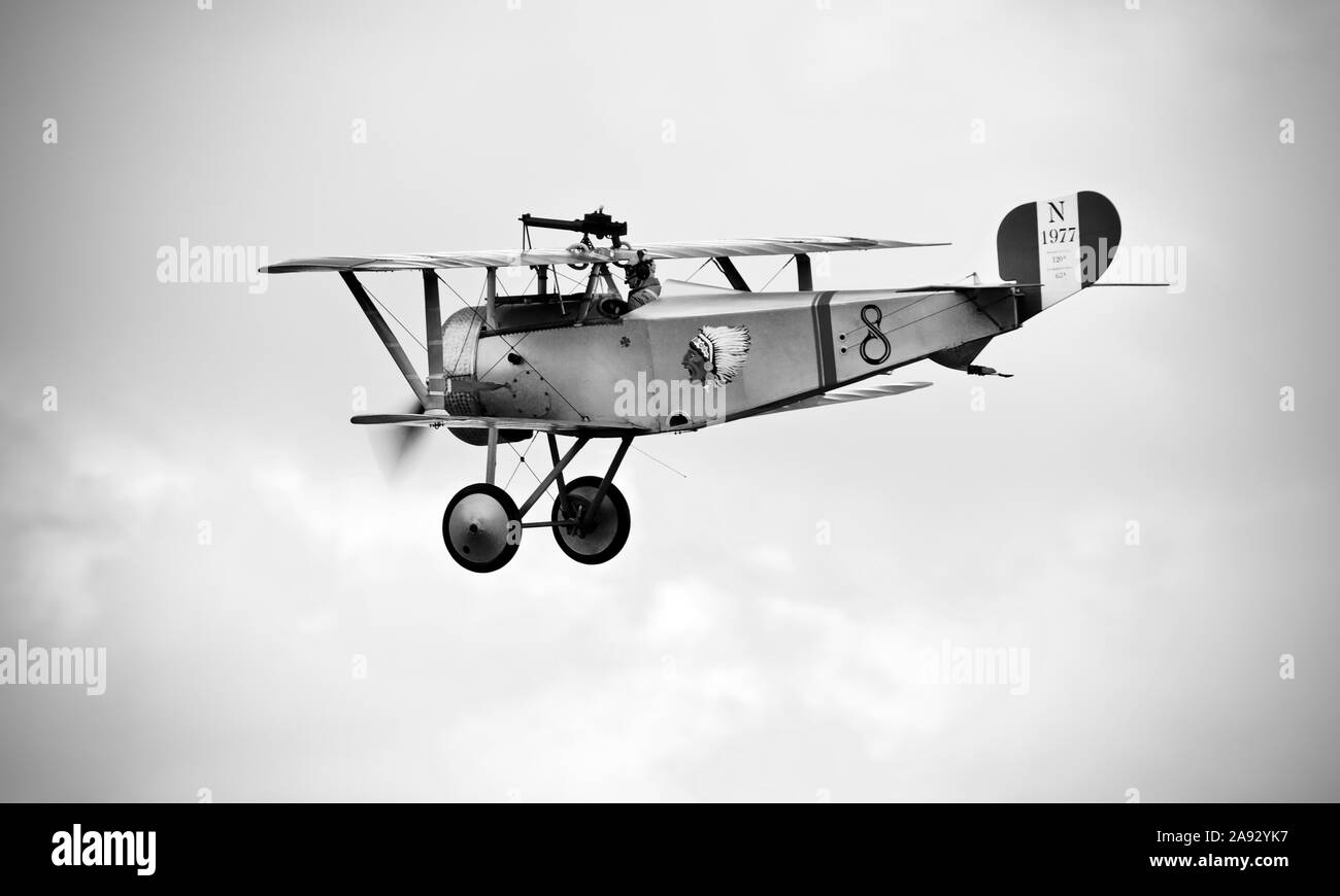 Nieuport 17 N1977 G-BWMJ (Replica) battenti di Old Warden Airshow militare il 7 Luglio 2019 Foto Stock
