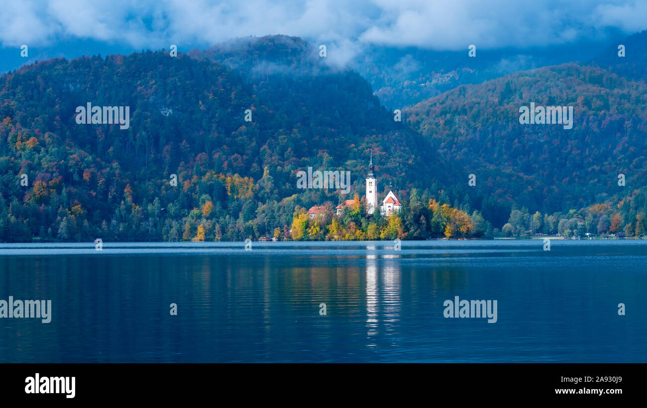 Un pellegrinaggio alla chiesa dell Assunzione di Maria island Chiesa riflessa nel lago di Bled Slovenia, l'Europa. Foto Stock