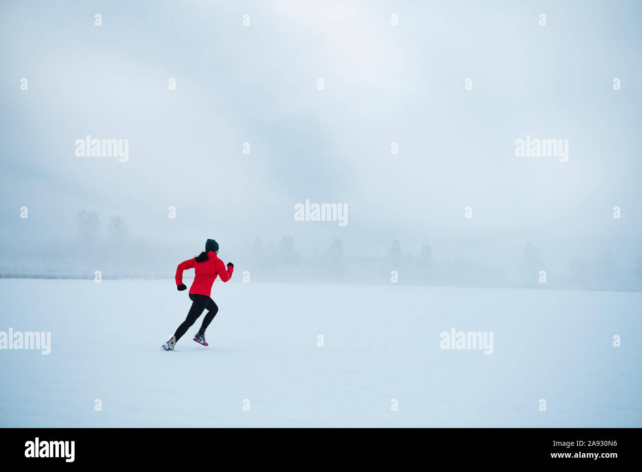 Donna jogging in inverno Foto Stock